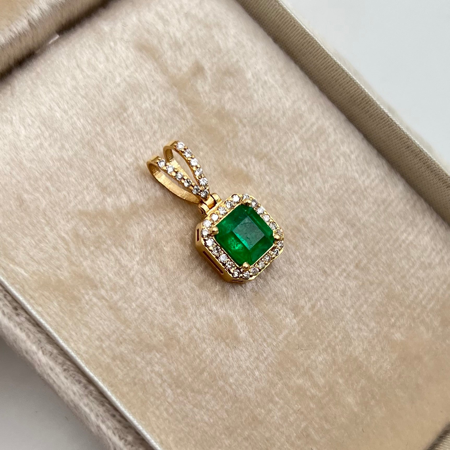 DIJE CUADRADO ESMERALDA 1.64 CT Y DIAMANTE 0.35 CT ORO AMARILLO 18K 3,16 GR/ 10 MM / 2.2 CM