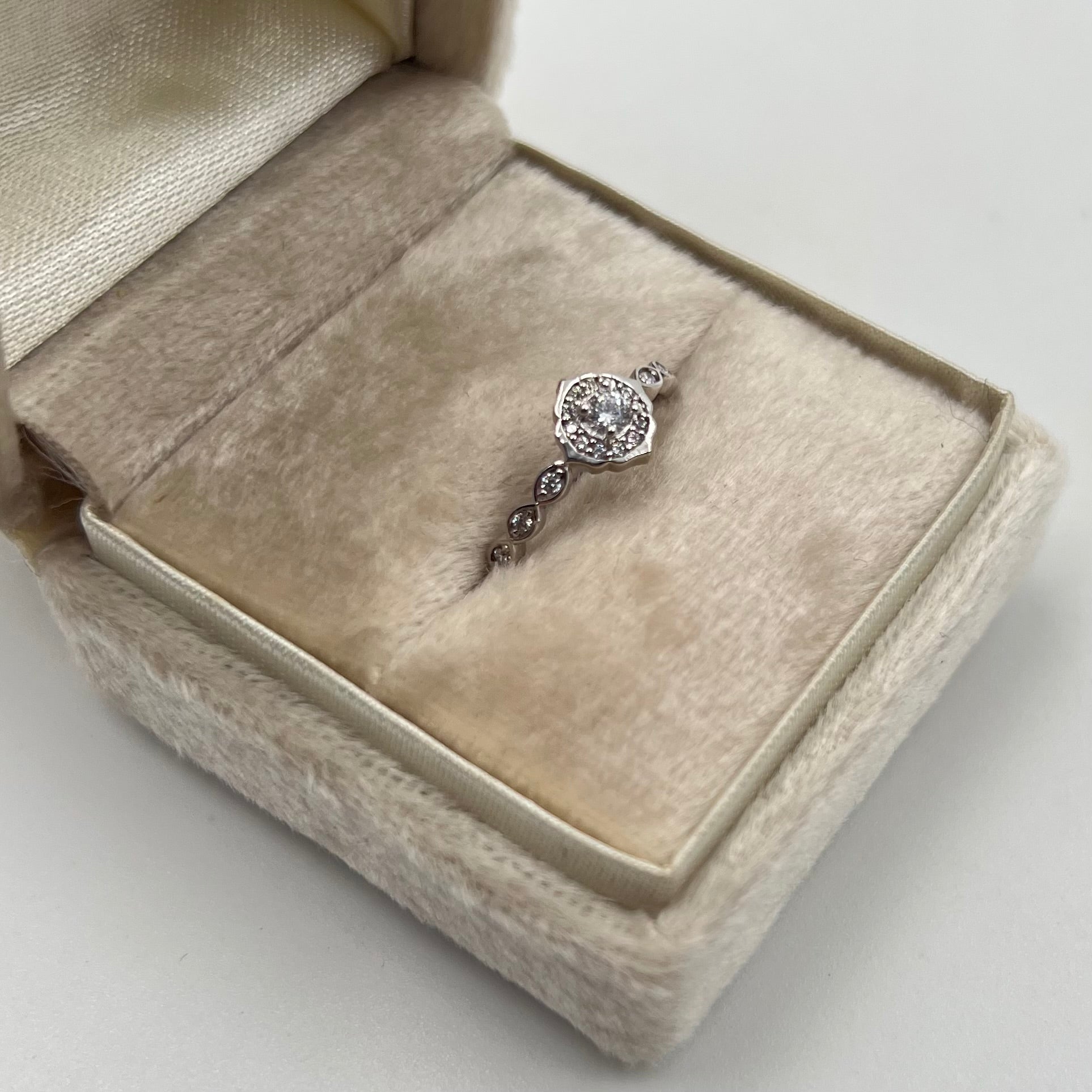 ANILLO HALO CIRCONES BLANCOS ORO BLANCO 18K / TALLA 6/5 / 1,8 GR / 7 MM