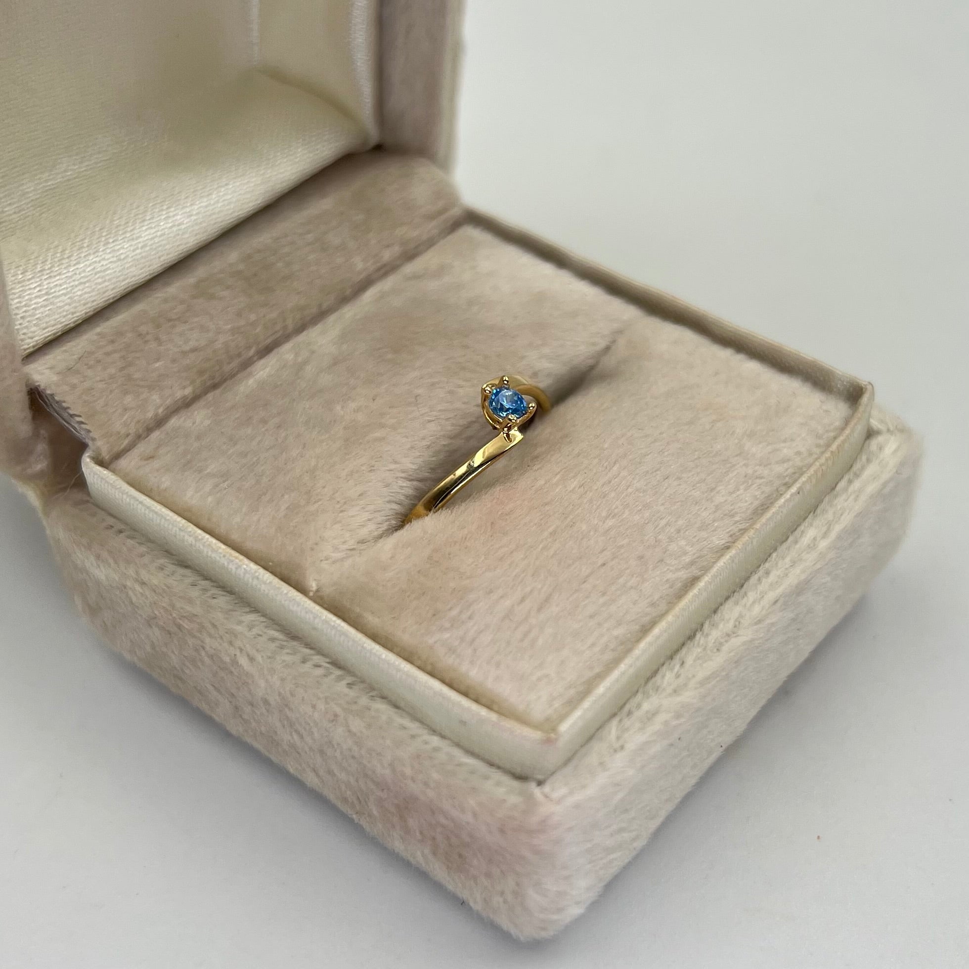 ANILLO SOLITARIO CIRCON AZUL ORO AMARILLO 18K / TALLA 6 / 1,40 GR / 2 MM