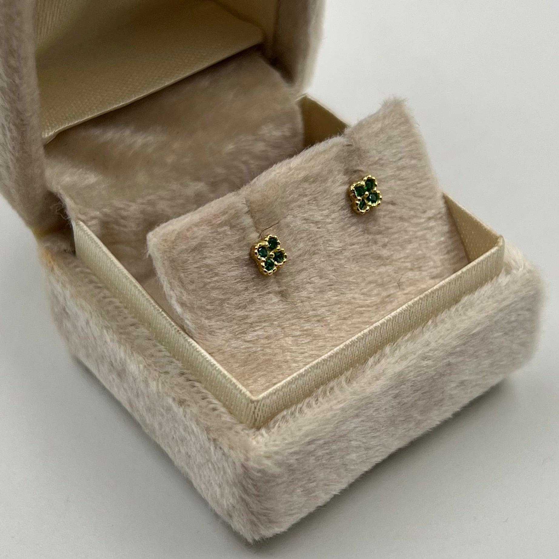 TOPOS TREBOL VERDE ORO AMARILLO 18K 0,61 GR / 3 MM