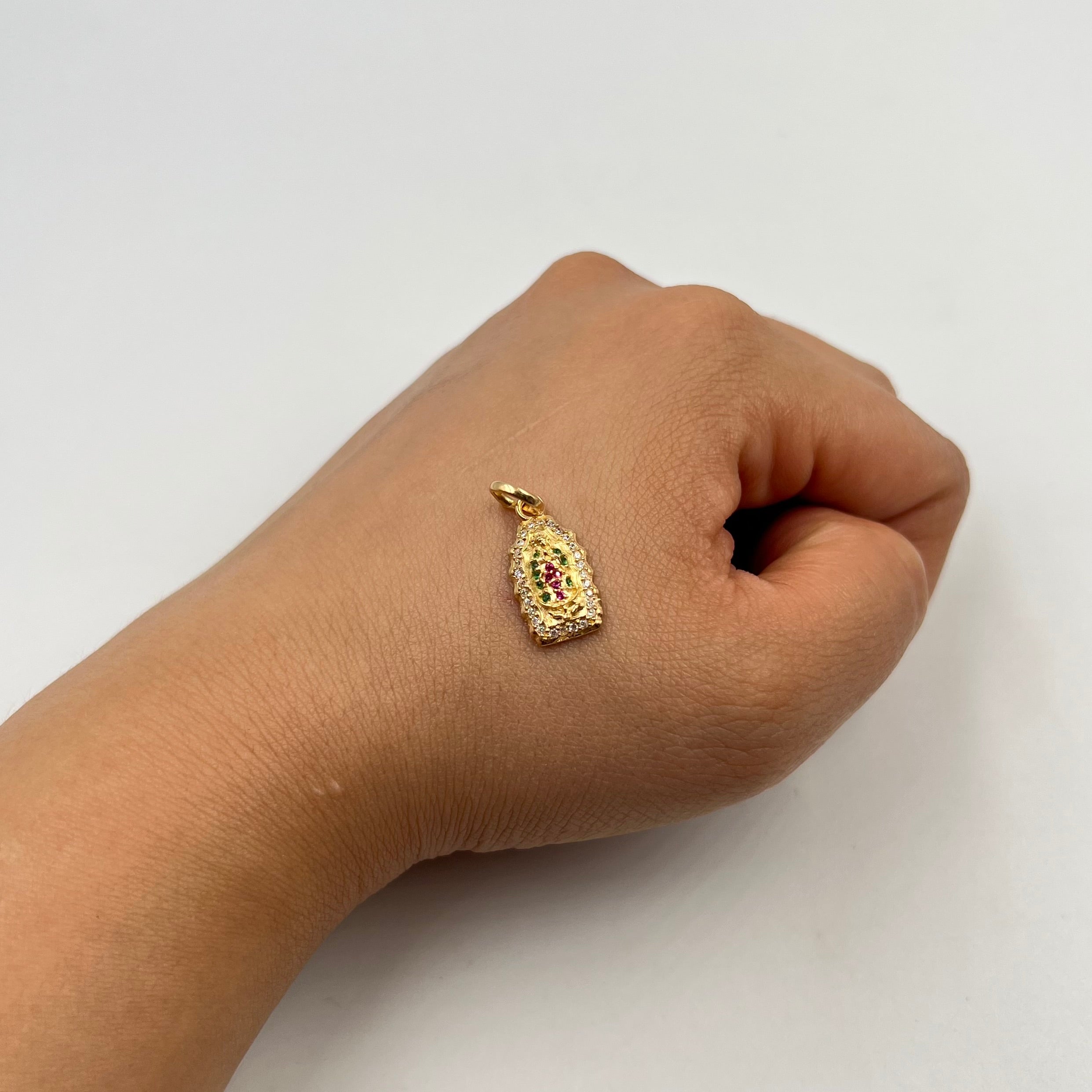DIJE VIRGEN CIRCONES FUSCIA Y VERDE  ORO AMARILLO 18K 1,9 GR / 9 MM / 1,7 CM