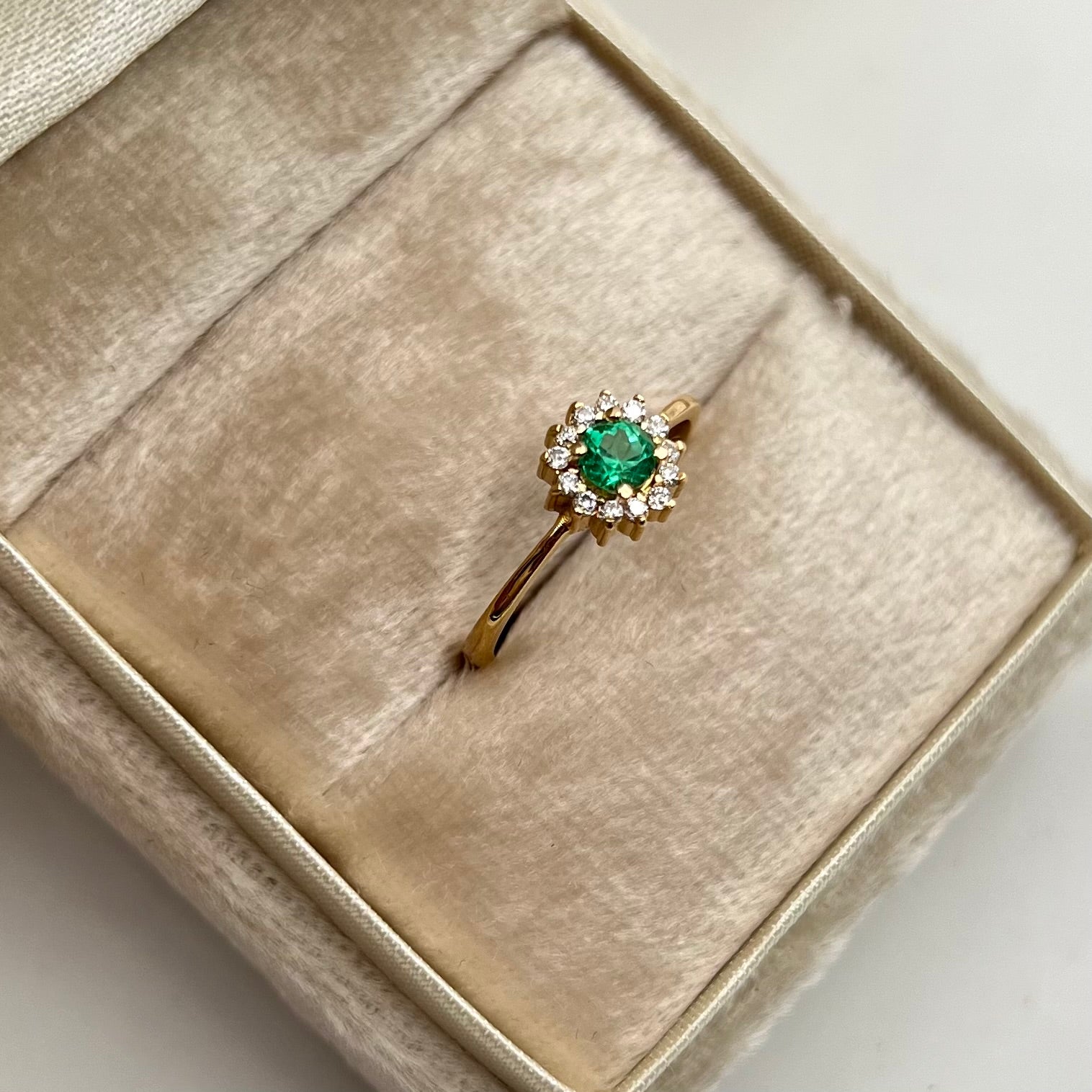 ANILLO ESMERALDA 0.28 CT Y MOISSANITA 0.13 CT ORO AMARILLO 18K / TALLA 6 / 2 GR