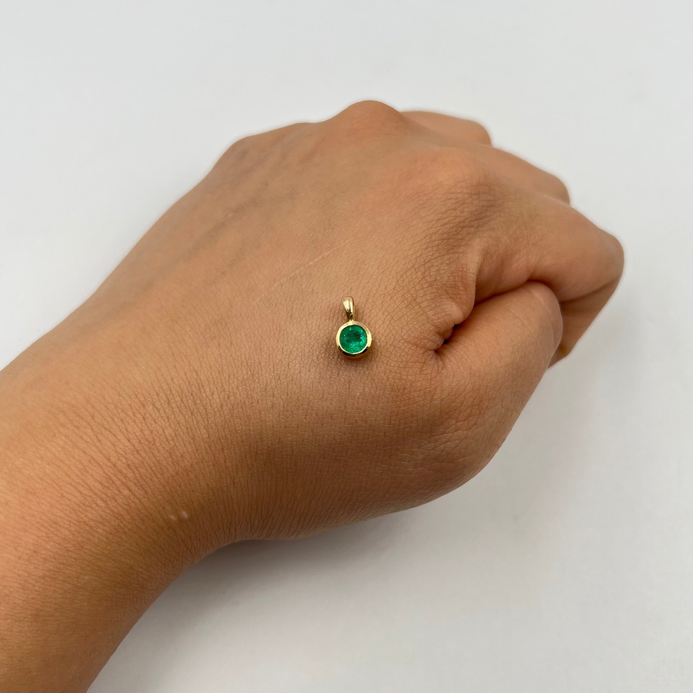 DIJE CIRCULO ESMERALDA  0,60 CT ORO AMARILLO 18K / 0,76 GR / 6 MM / 1 CM (JOYA)