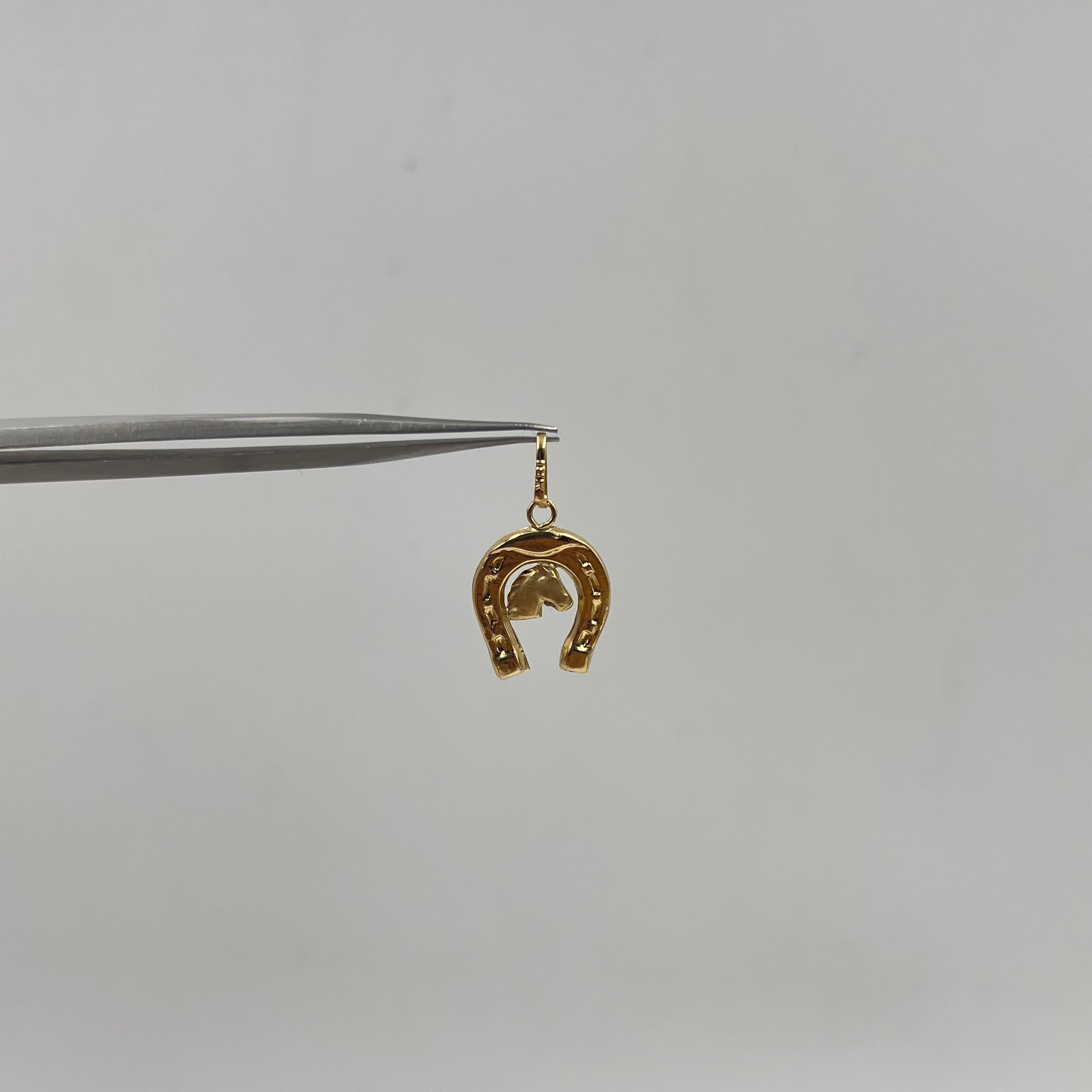 DIJE HERRADURA  ORO AMARILLO 18K 0,69 GR / 12 MM / 1,7 CM