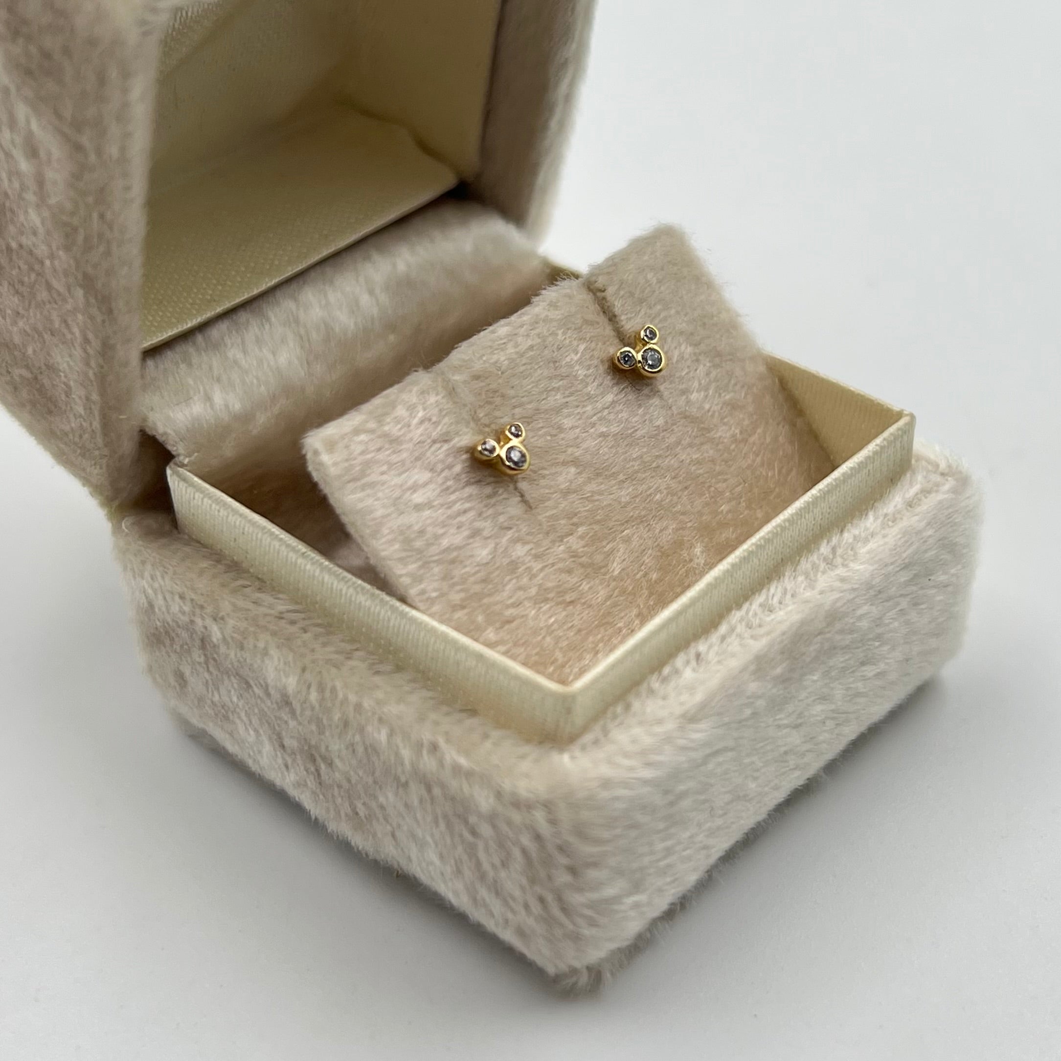 TOPOS TRES CIRCONES BLANCO  ORO AMARILLO 18K 0,6 GR / 4 MM