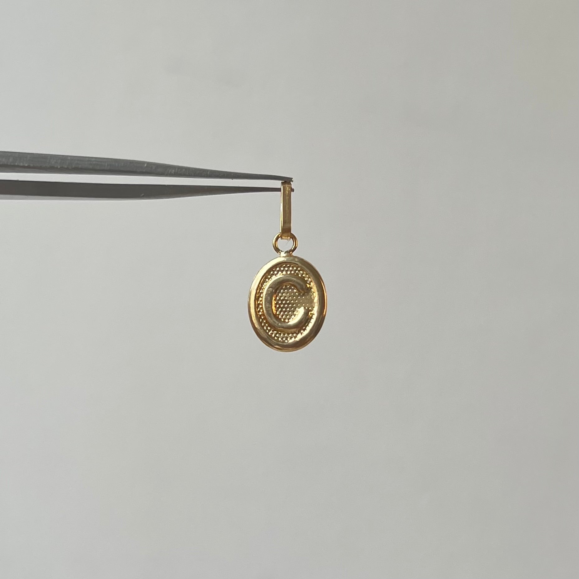 DIJE LETRA C ORO AMARILLO 18K 0,56 GR / 9 MM / 1,4 CM