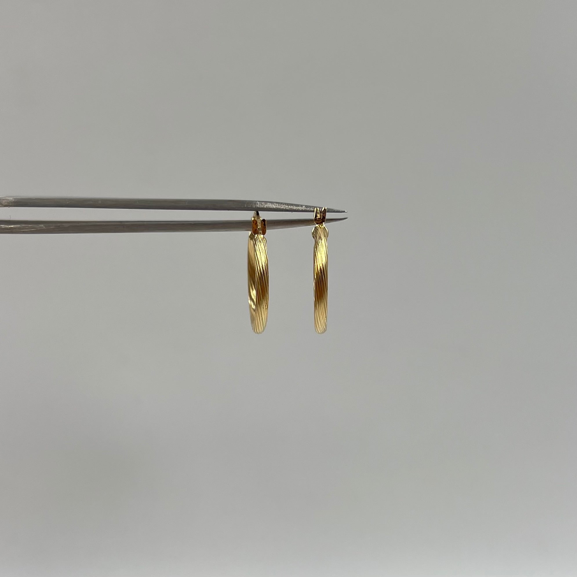 CANDONGA ENTORCHADA ORO AMARILLO 18K 1,2 GR / 1,9 CM