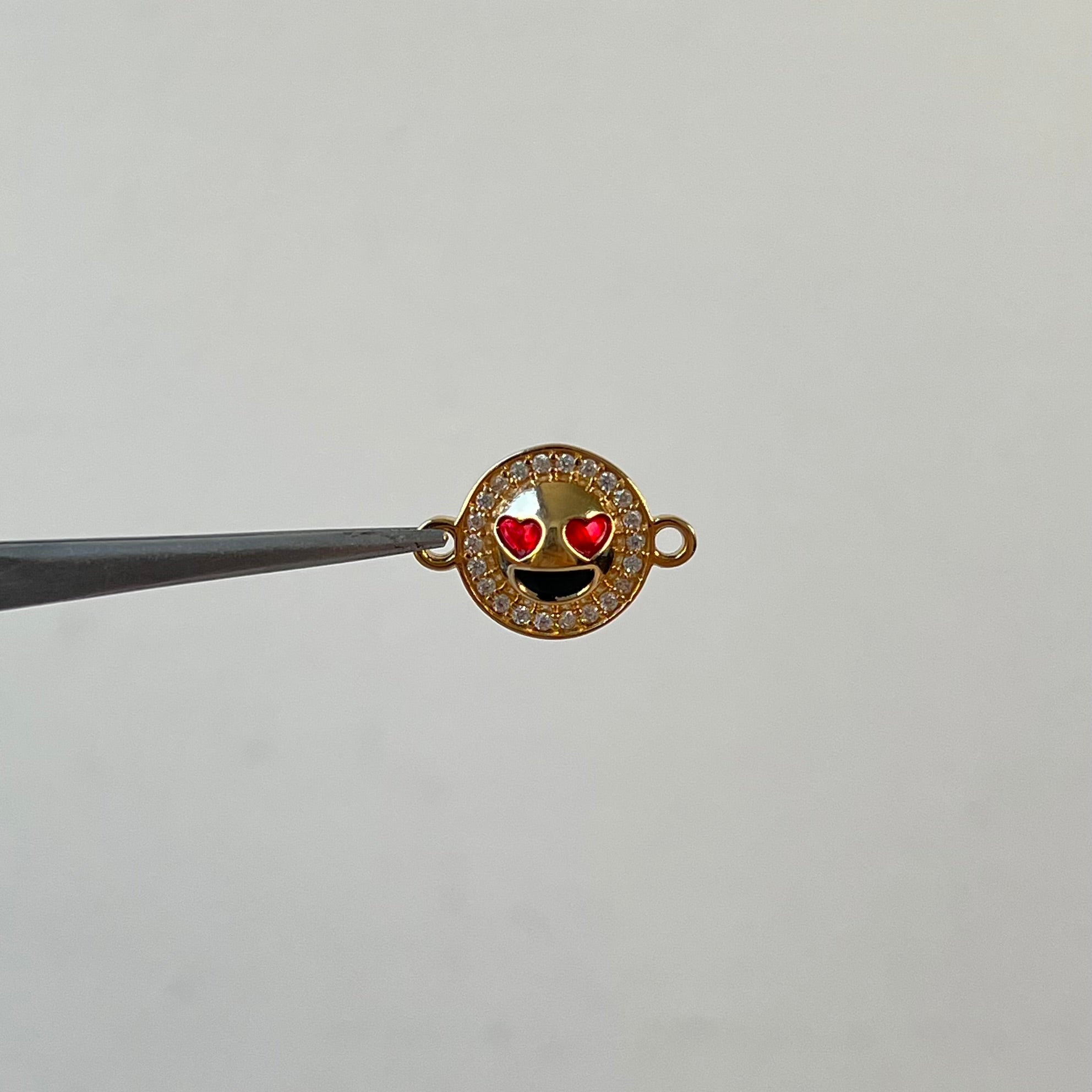 HERRAJE EMOJI AMOR CIRCONES  ORO AMARILLO 18K +2 / 2,0 GR / 2 CM