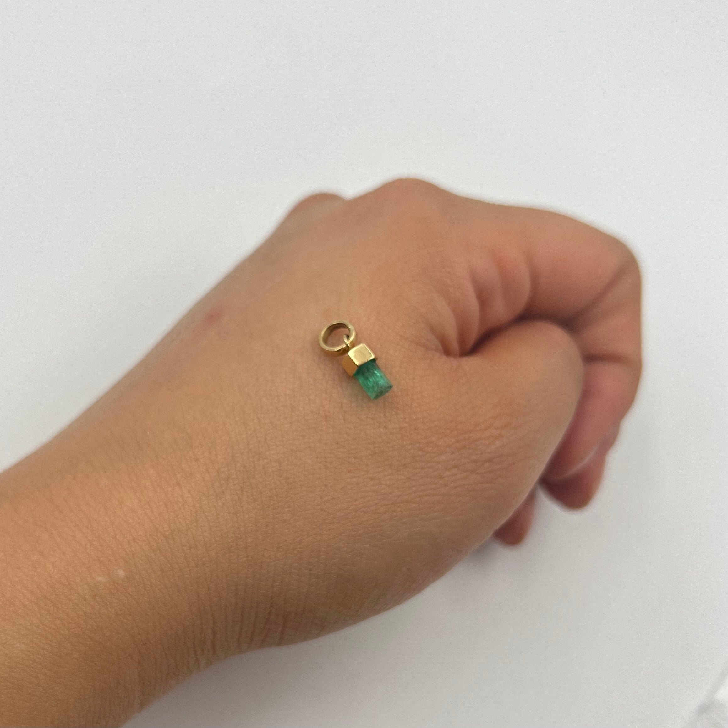 DIJE ESMERALDA 0,75 CT ORO AMARILLO 18K / 0,69 GR / 4,2 MM / 1 CM