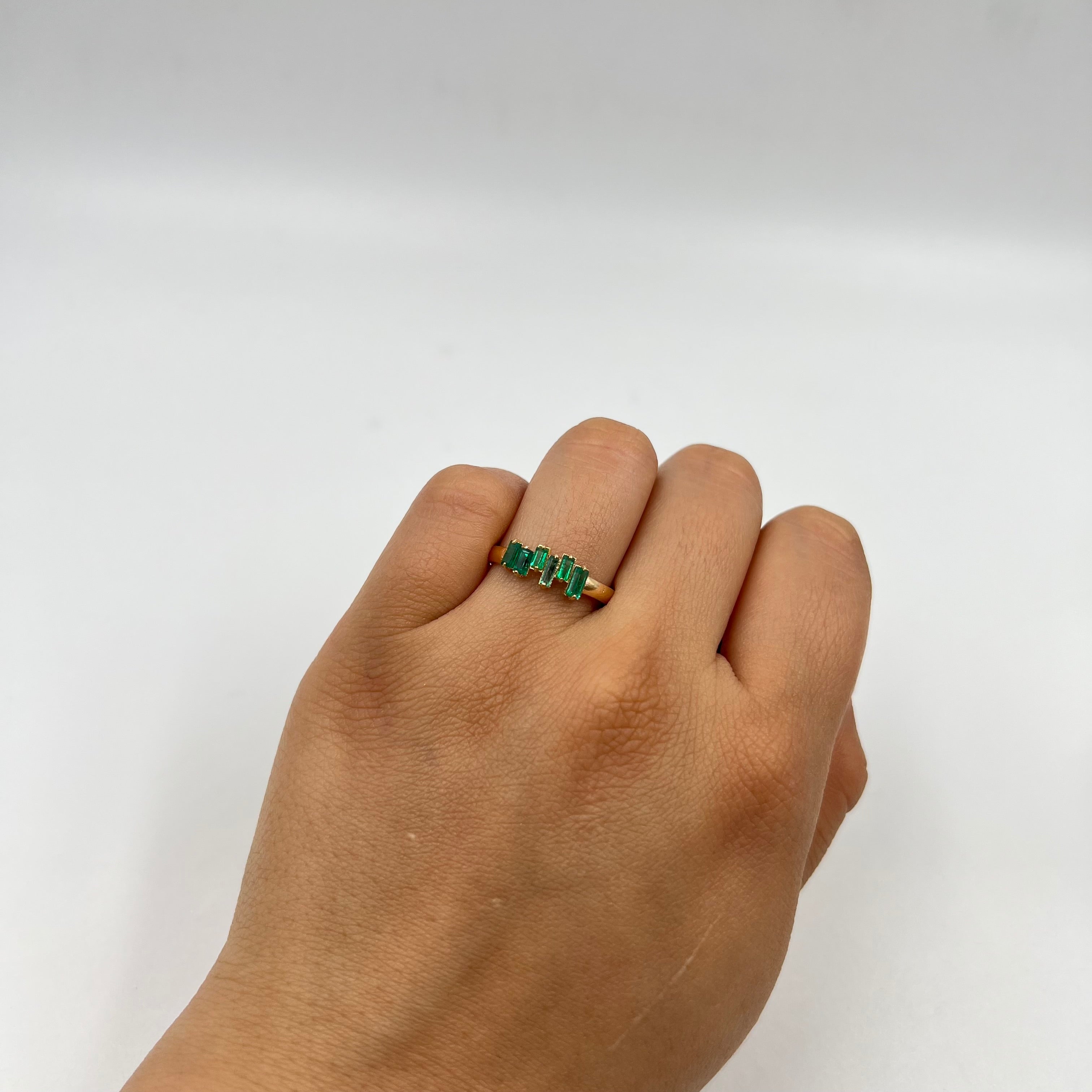 ANILLO ESCALONADO CON ESMERALDA 0,50 CT ORO AMARILLO 18K / TALLA 7/5 / 2,23 GR (JOYA)