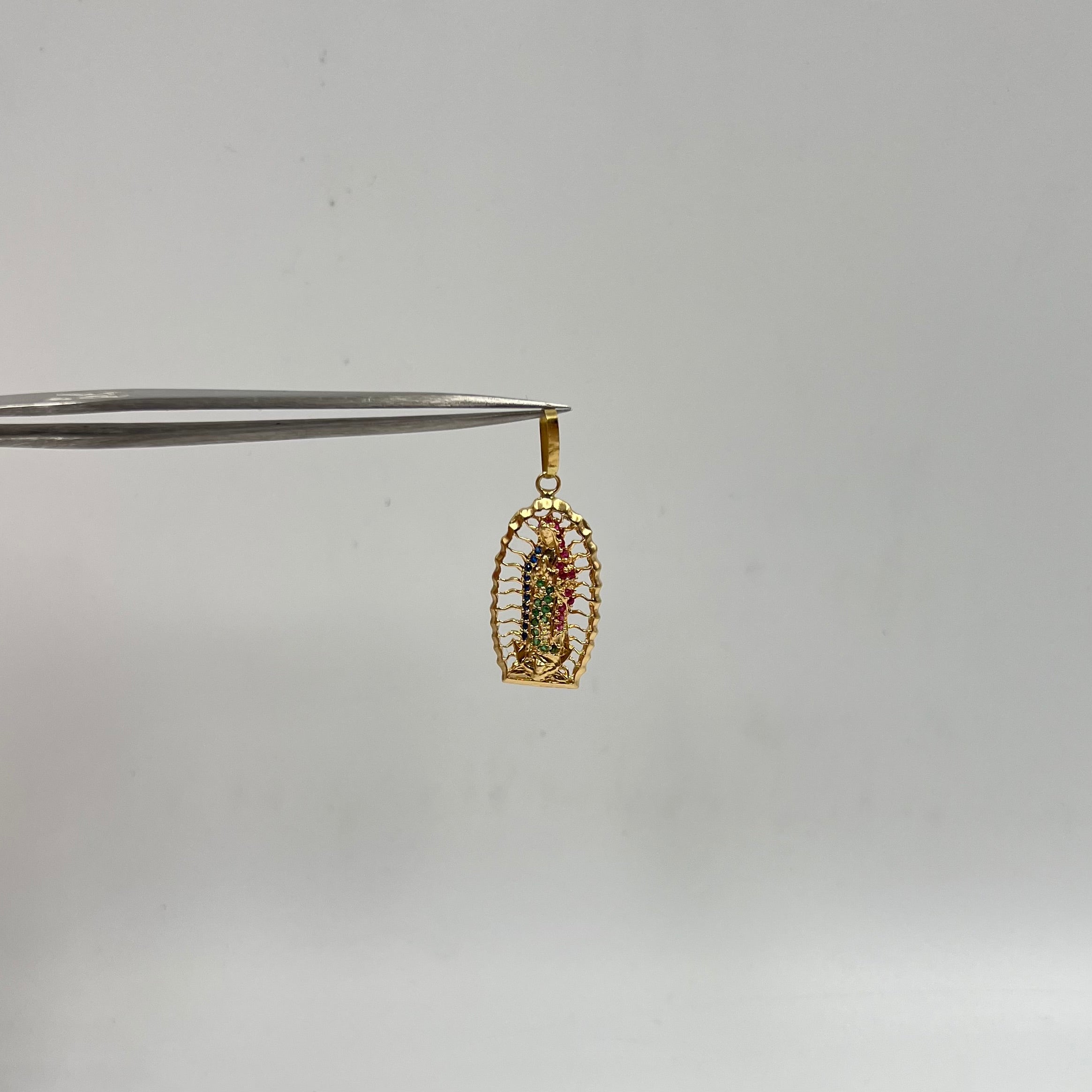 DIJE VIRGEN DE GUADALUPE CON CIRCONES ORO AMARILLO 18K 3,45 GR / 14 MM / 2,8 CM