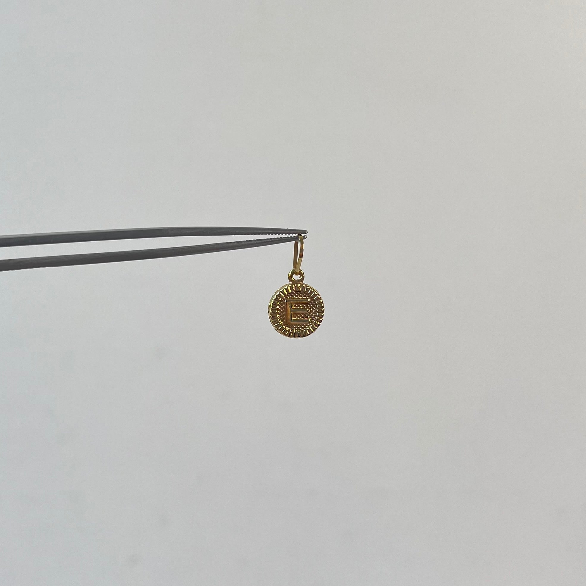 DIJE LETRA E ORO AMARILLO 18K 0,58 GR / 2,2 MM / 1,5 CM