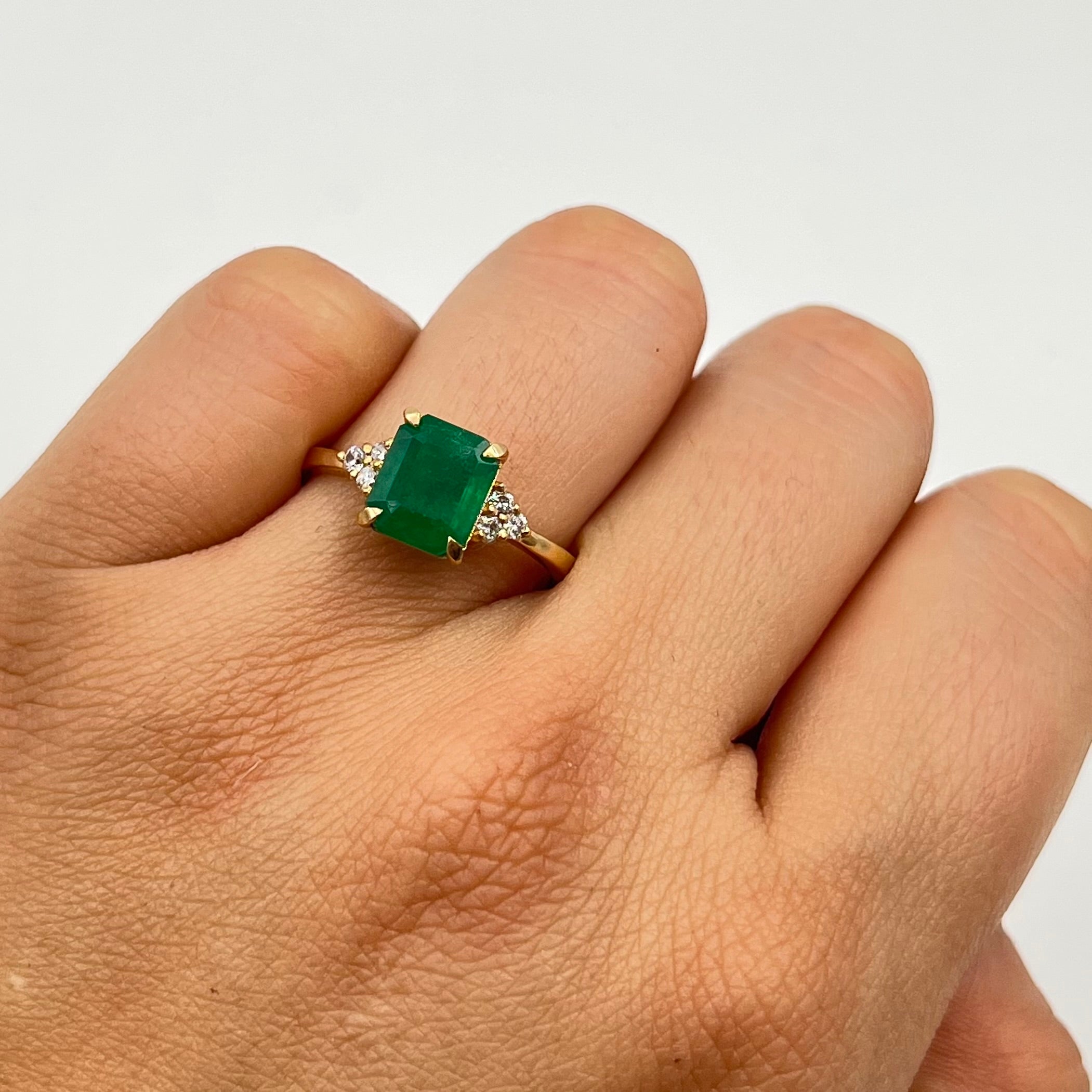 ANILLO ESMERALDA 1.65 CT Y DIAMANTE 0.12 CT ORO AMARILLO 18K / TALLA 7 3/4 / 3,51 GR