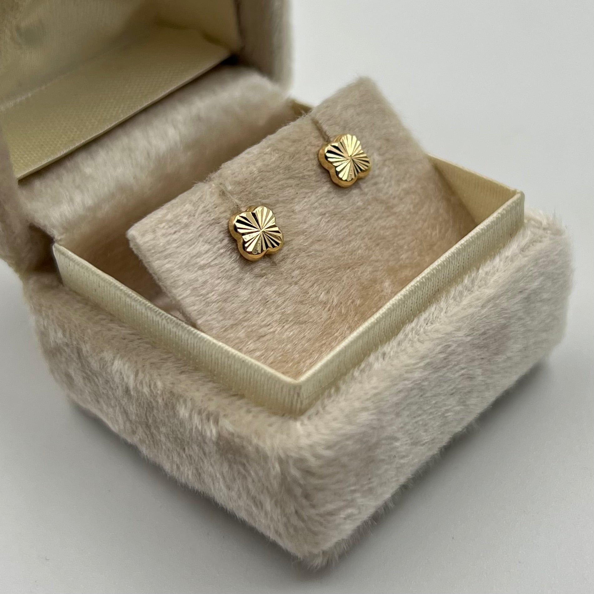 TOPOS TREBOL DIAMANTADO  ORO AMARILLO 18K 0,57 GR / 5 MM