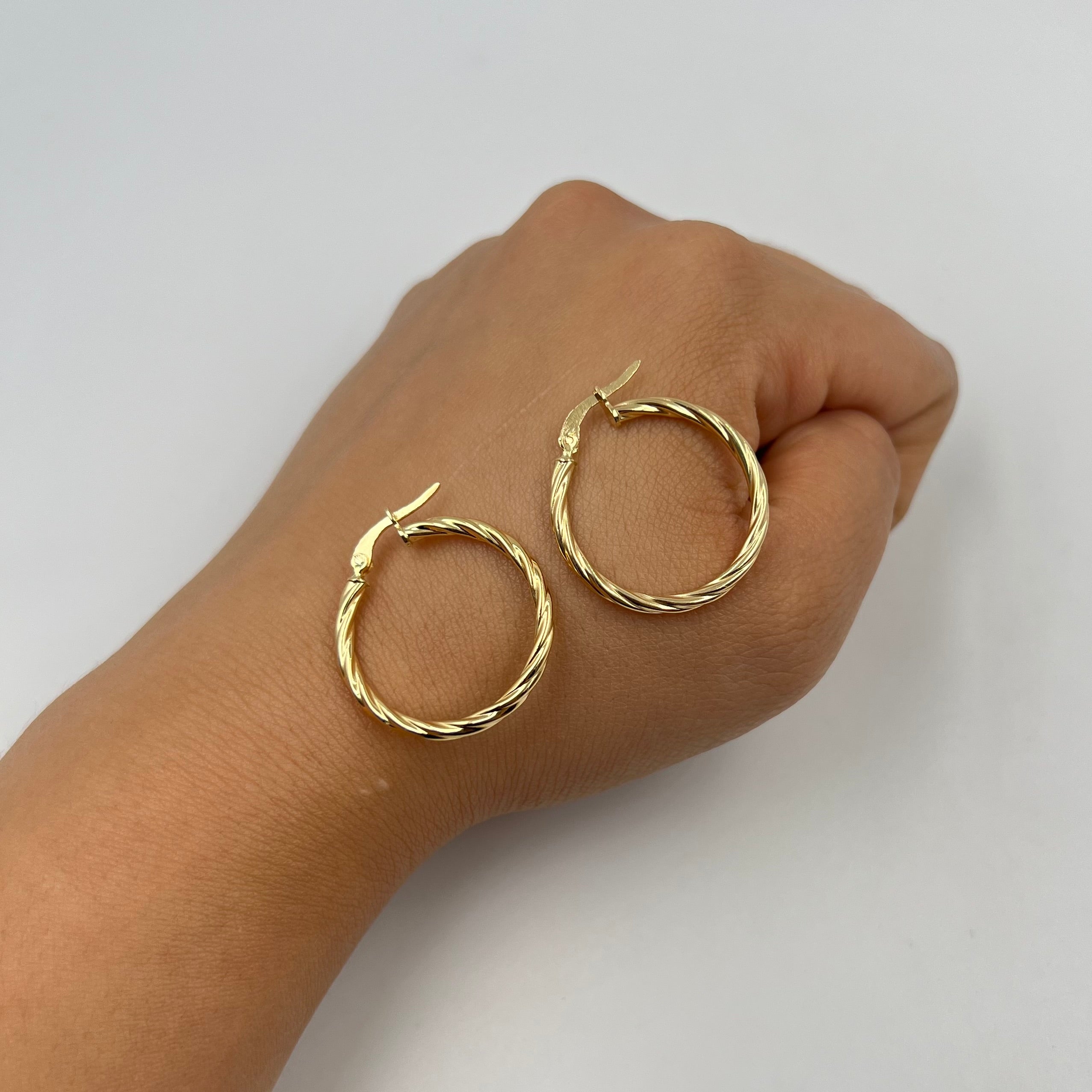 CANDONGA ENTORCHADA ORO AMARILLO 18K 2,05 GR / 2,7 CM