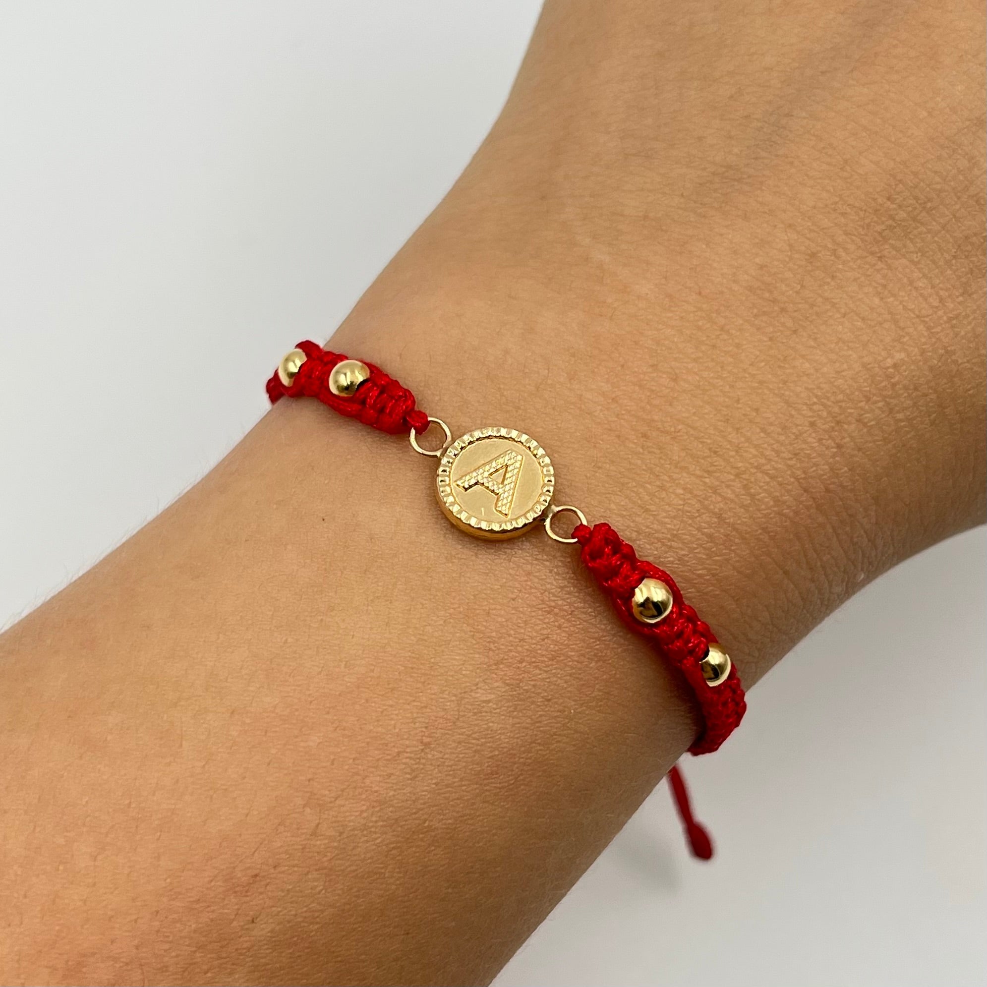 PULSERA TEJIDA ROJA / HERRAJE LETRA A / BOLA LISA 4MM
