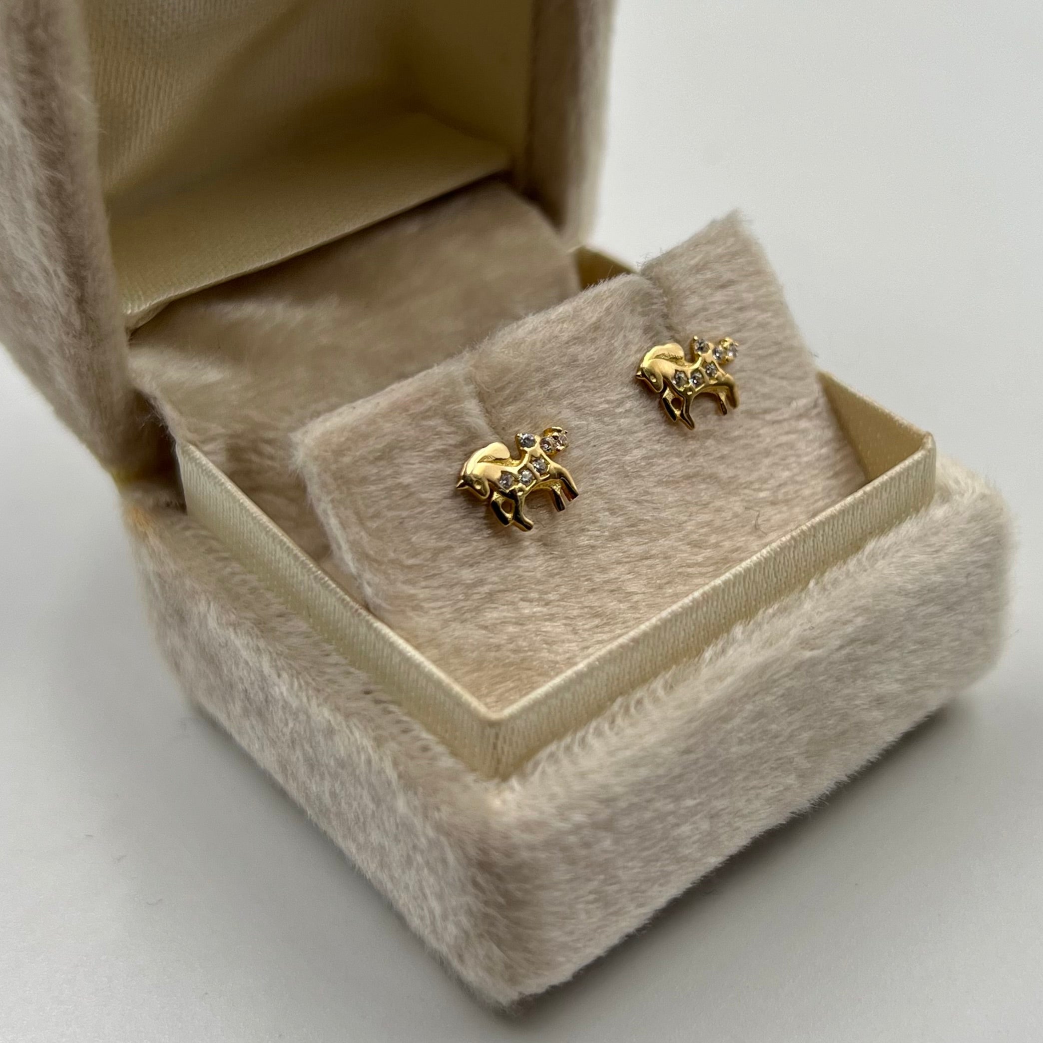 TOPOS UNICORNIO CON CIRNONES  ORO AMARILLO 18K 0,83 GR / 6 MM