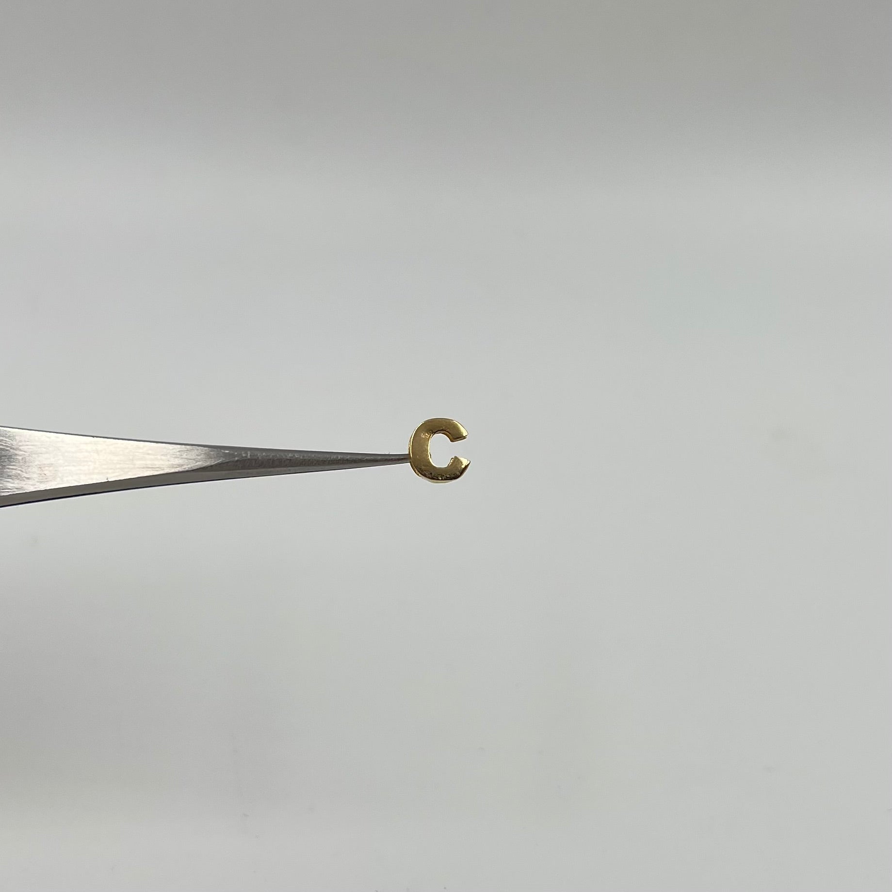 HERRAJE LETRA C ORO AMARILLO 18K 0,29 GR / 6 CM