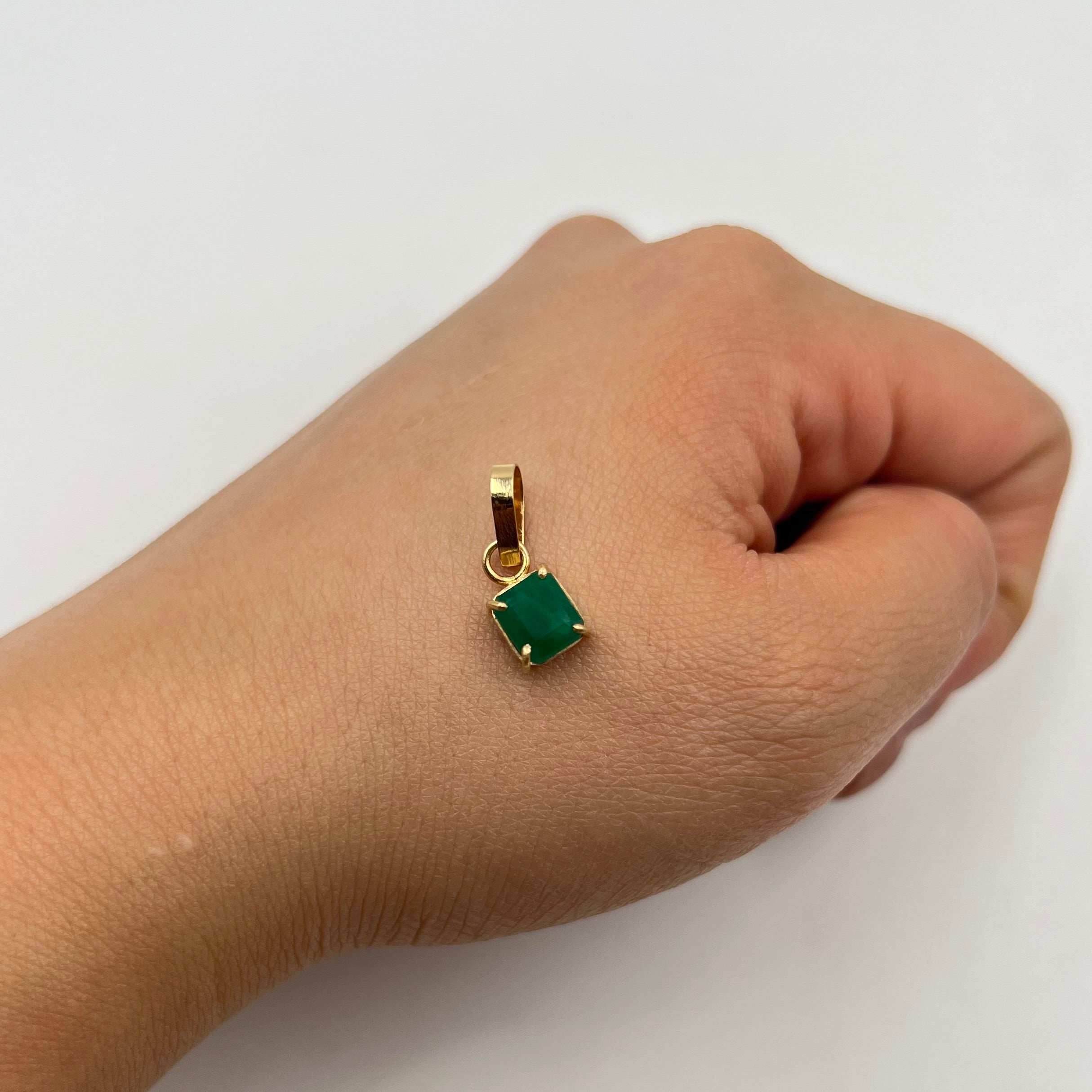 DIJE CUADRADO ESMERALDA  ORO AMARILLO 18K / 0,93 GR / 7 MM / 1 CM (JOYA)