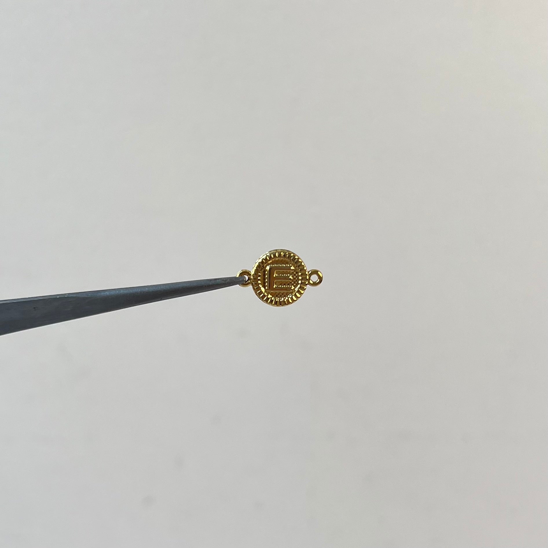 HERRAJE LETRA E  ORO AMARILLO 18K 0,53 GR / 1,6 CM