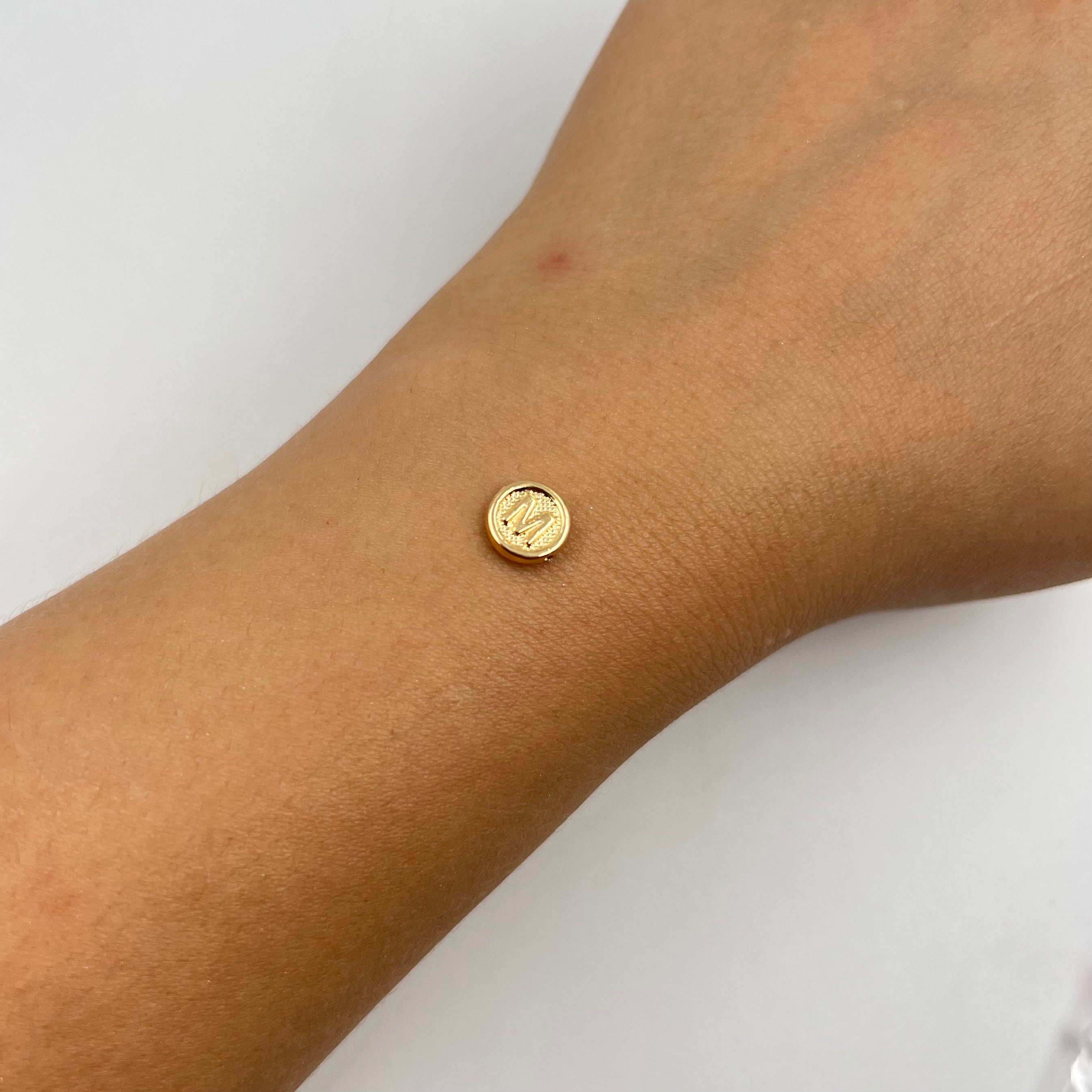 HERRAJE LETRA M TAMBOR ORO AMARILLO 18K 0,30 GR / 0,8 CM