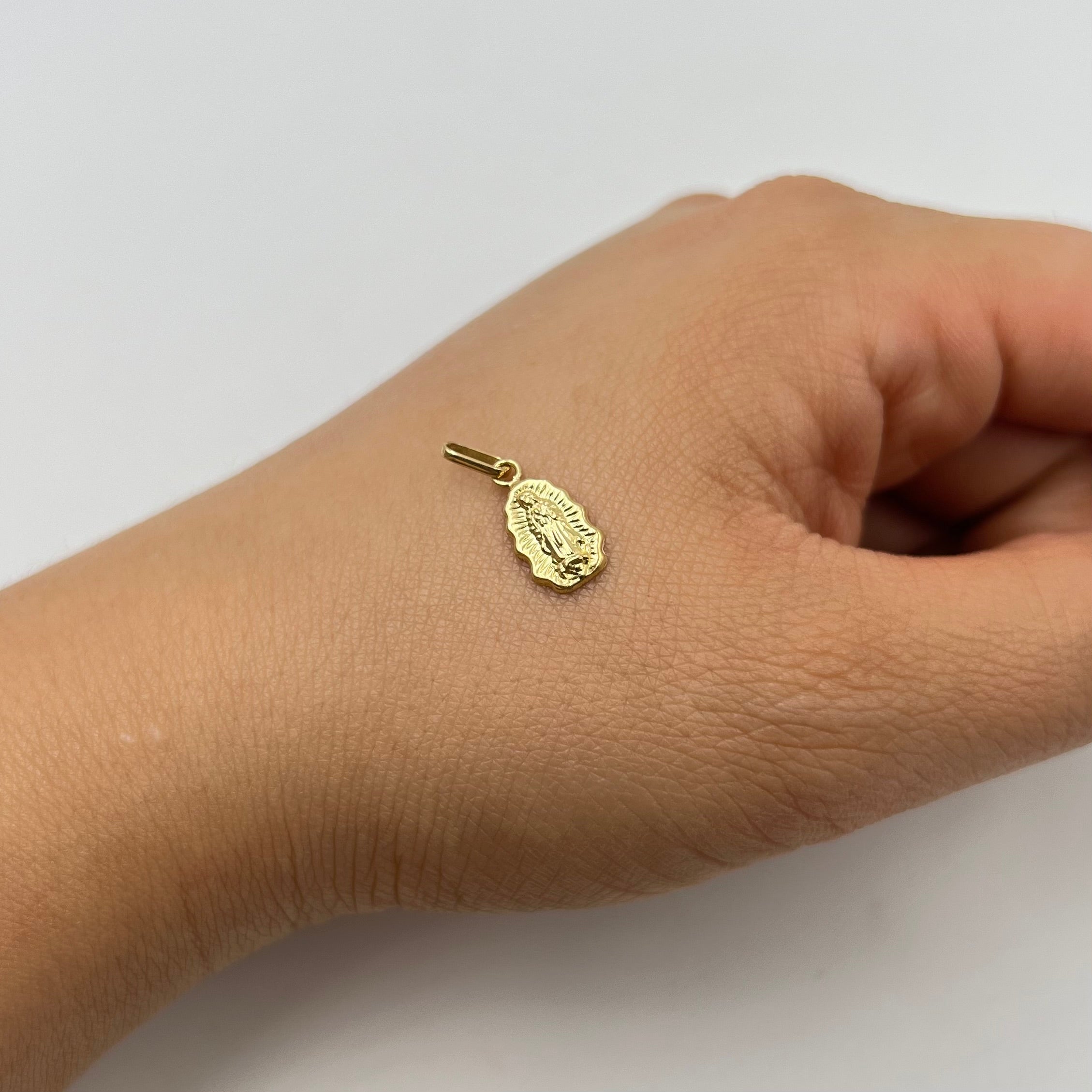 DIJE FIGURA GUADALUPE ORO AMARILLO 18K 0,42 GR / 7,2 MM / 1,2 CM