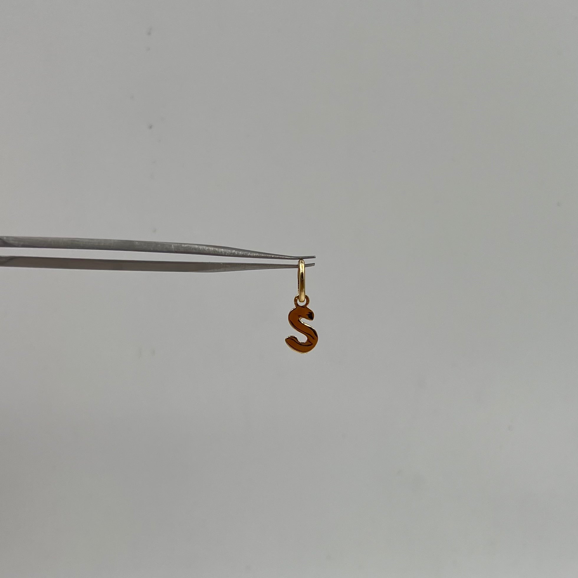 DIJE LETRA S ORO AMARILLO 18K 0,42 GR / 5 MM / 1 CM