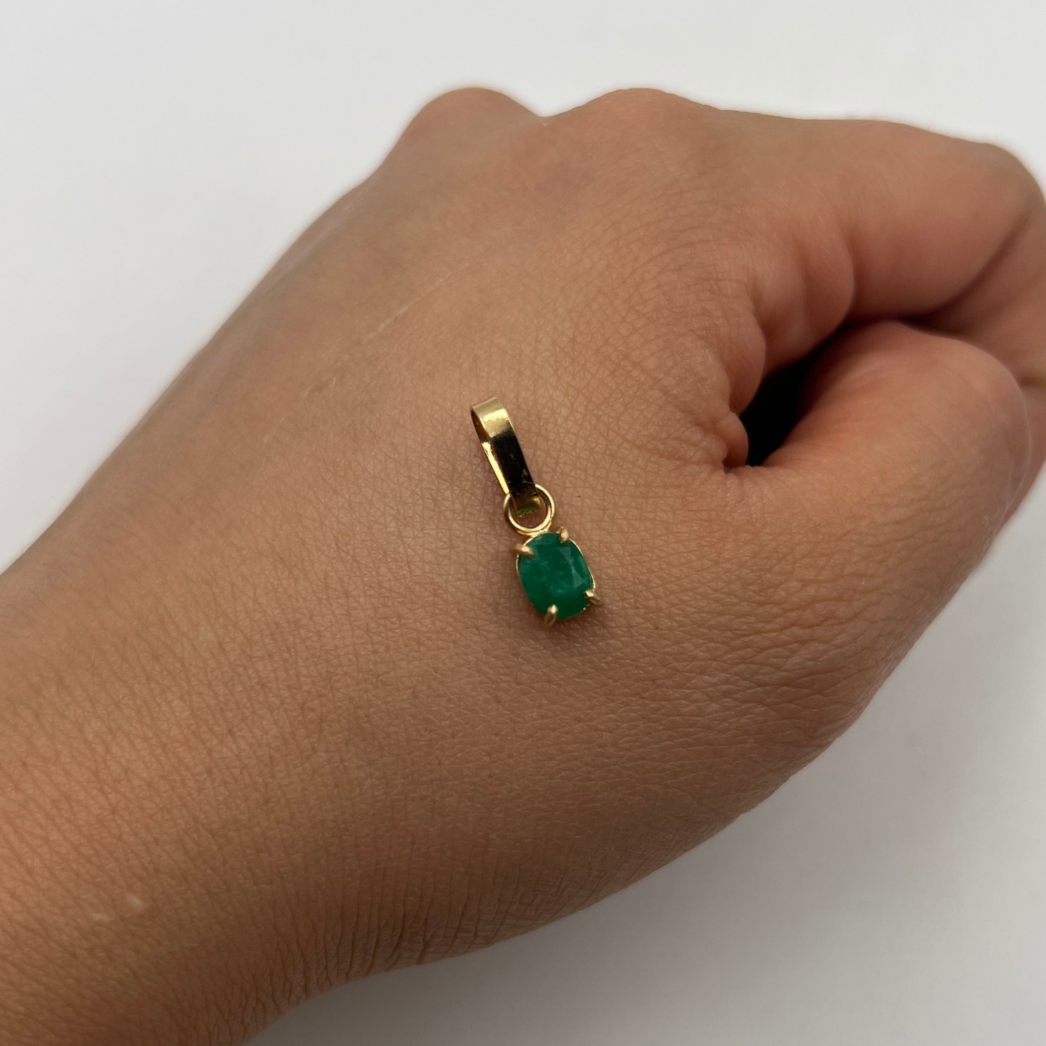 DIJE OVALADO ESMERALDA  ORO AMARILLO 18K / 0,68 GR / 5 MM / 1 CM (JOYA)