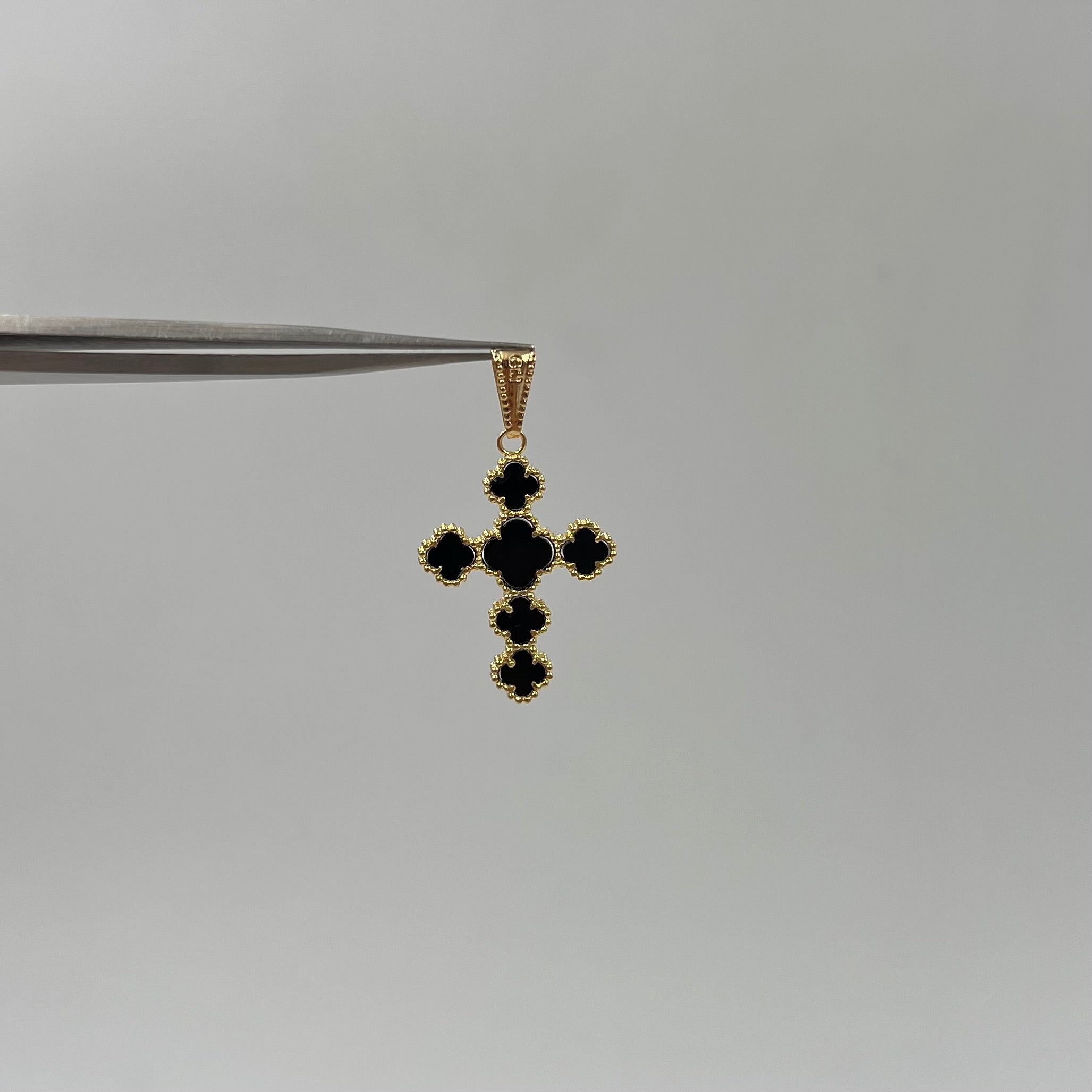 DIJE CRUZ EN TREBOL NEGRO  ORO AMARILLO 18K 2,17 GR / 5 MM / 2,4 CM