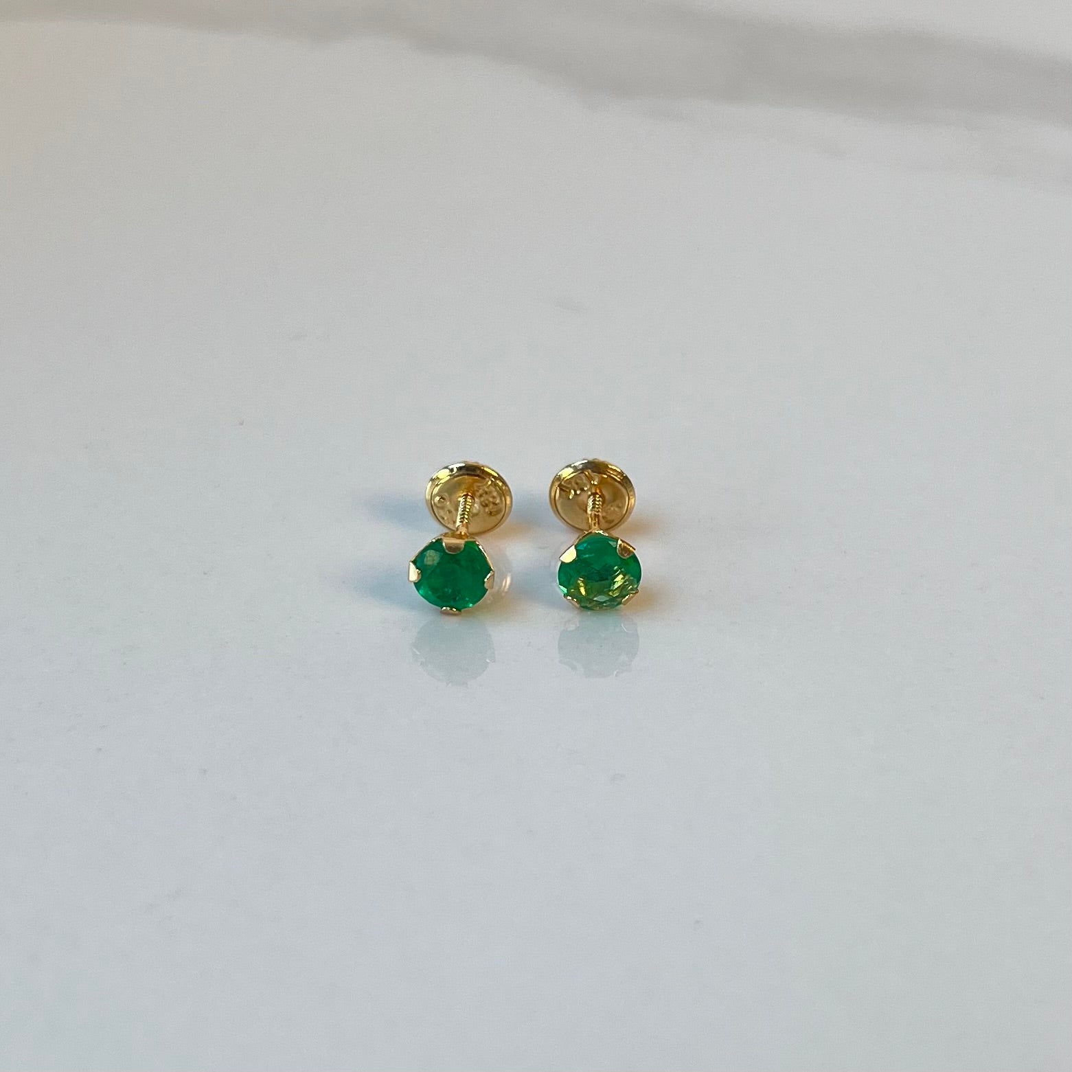 TOPOS PIEDRA ESMERALDA 0.90 CT  ORO AMARILLO 18K 0,68 GR / 5 MM