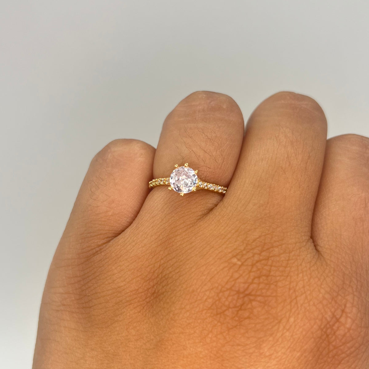 ANILLO SOLITARIO 1 CIRCON GRANDE Y CIRCONES PEQUEÑOS BLANCOS ORO AMARILLO 18K / TALLA 6 1/4 / 2,04 GR / 1,8 MM
