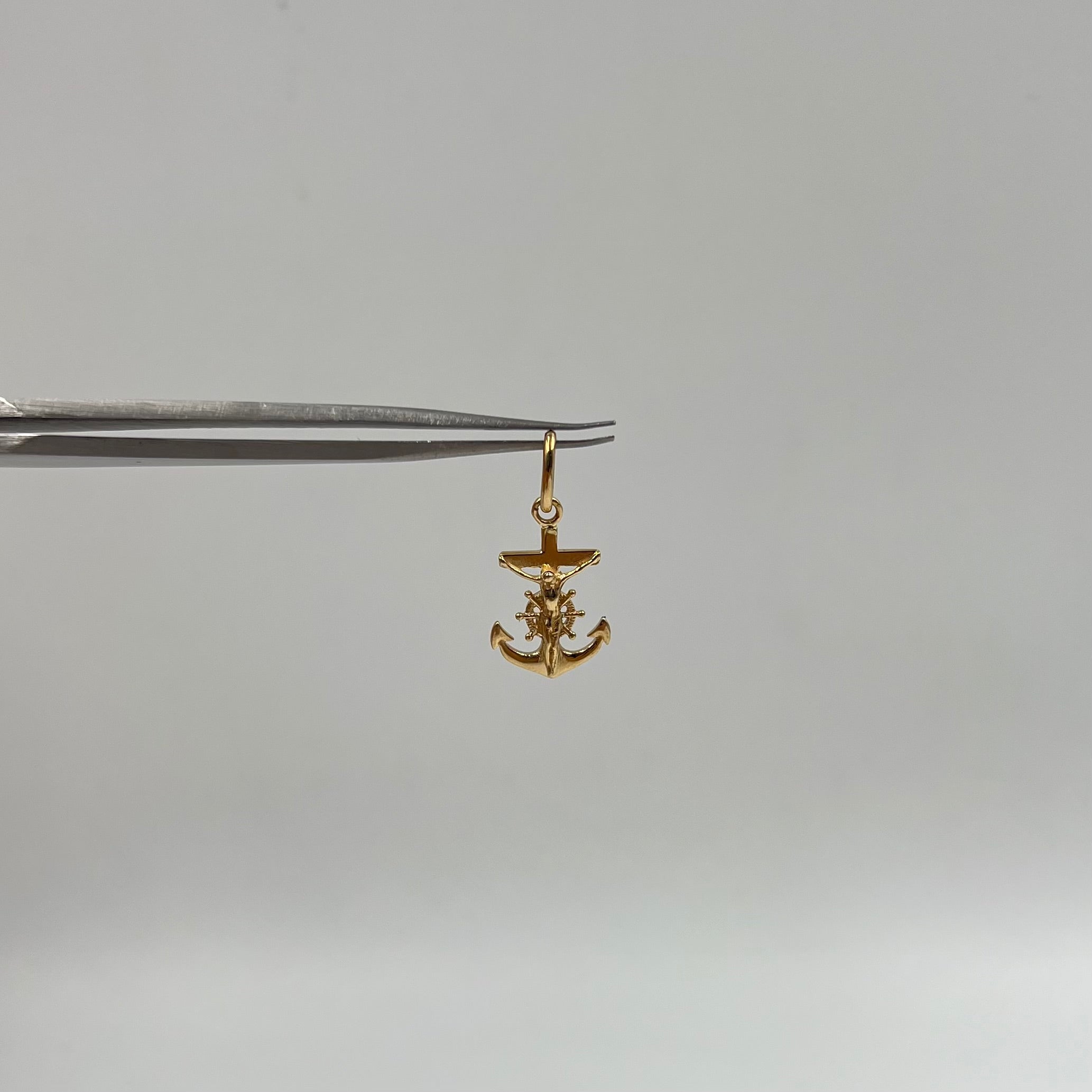 DIJE ANCLA CRISTO  ORO AMARILLO 18K 1,04 GR / 10 MM / 1,6 CM