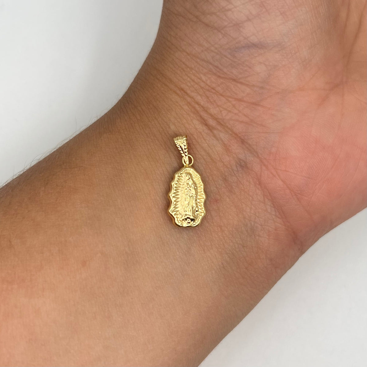 DIJE VIRGEN DE GUADALUPE SILUETA ORO AMARILLO 18K 0,67 GR / 9 MM / 1,5 CM