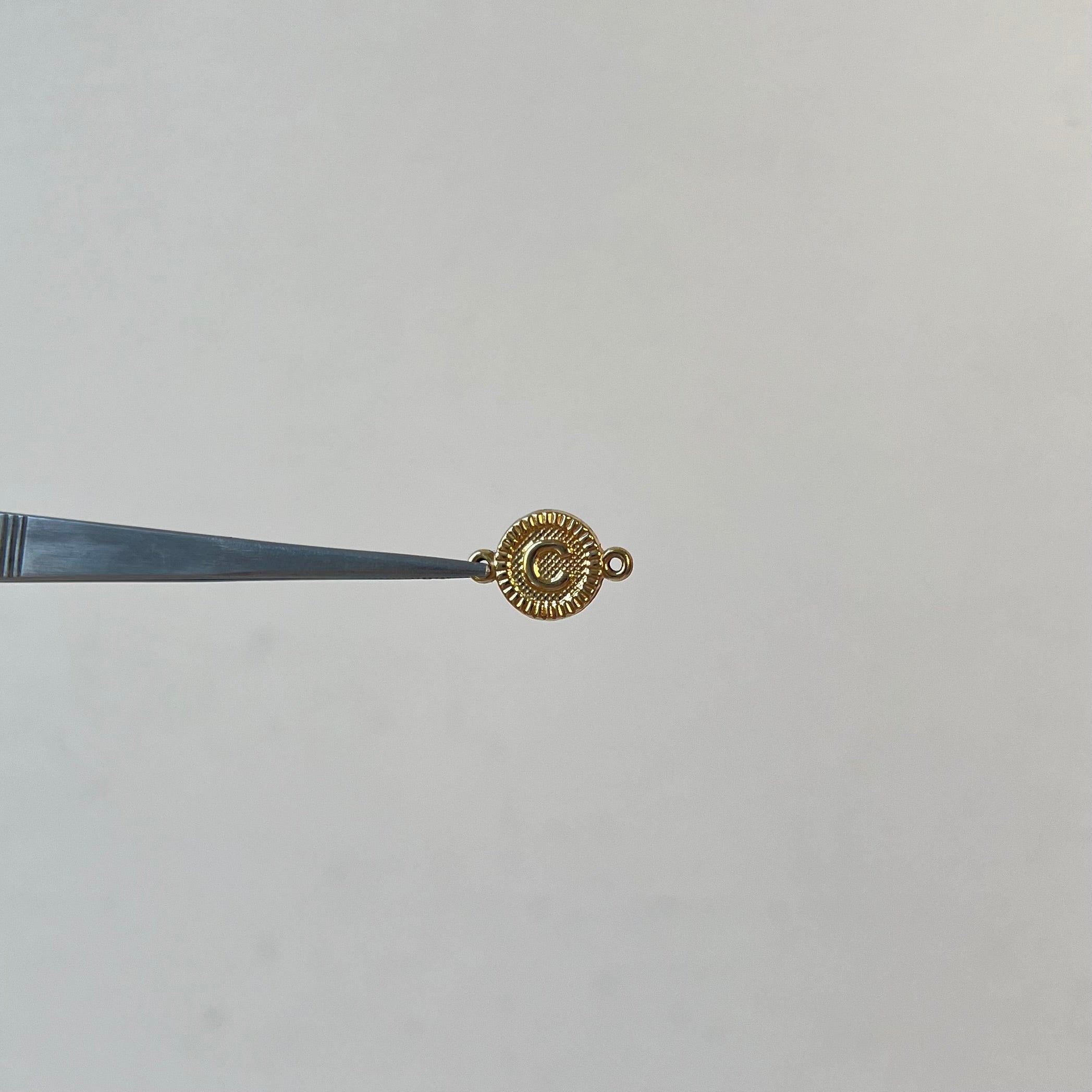 HERRAJE LETRA C ORO AMARILLO 18K 0,53 GR / 1,6 CM
