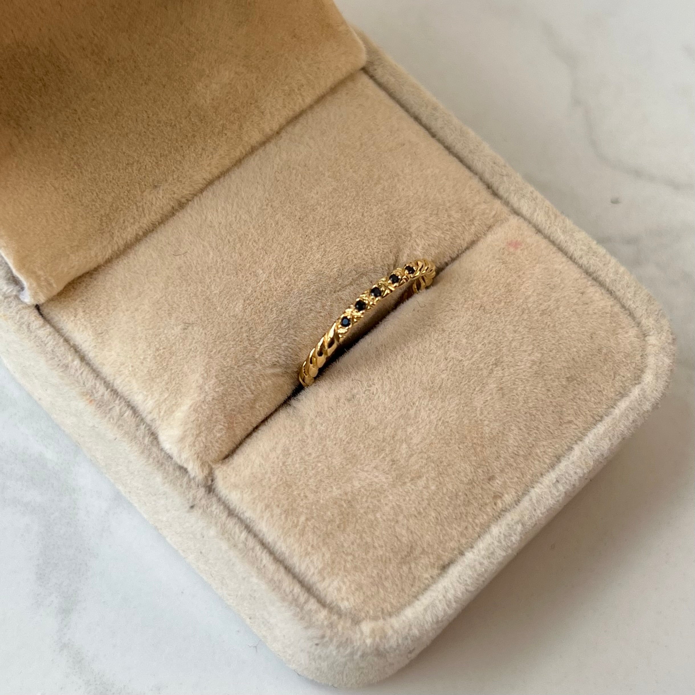 ANILLO ENTRELAZADO CON CIRCON NEGRO ORO AMARILLO 18K / TALLA 4/5 / 1,25 GR / 1,6 MM