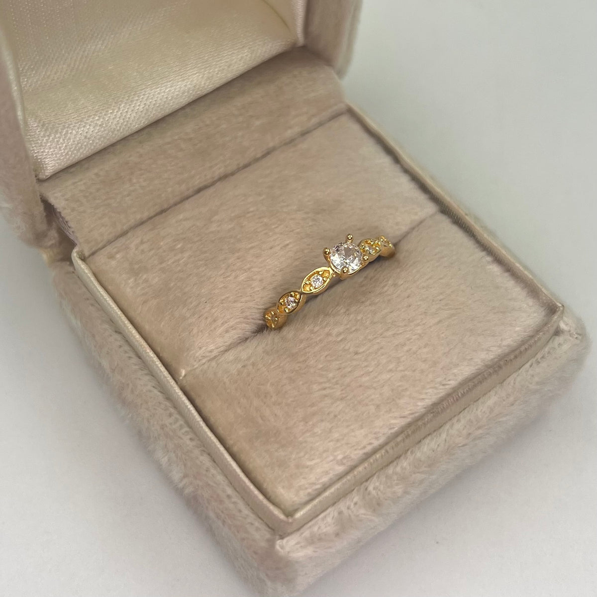 ANILLO SOLITARIO 1 CIRCON GRANDE Y 3 CIRCONES PEQUEÑOS BLANCOS ORO AMARILLO 18K / TALLA 5/5 / 1,68 GR / 2 MM