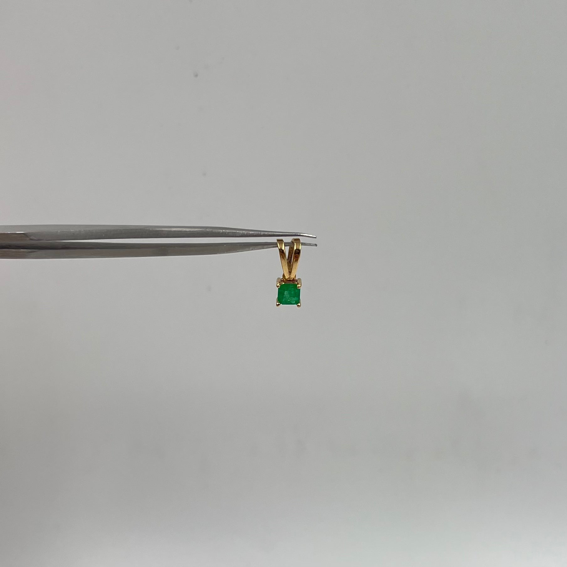 DIJE ESMERALDA CUADRADO 0,30 CT ORO AMARILLO 18K / 0,67 GR / 4,6 MM / 0,7 CM (JOYA)