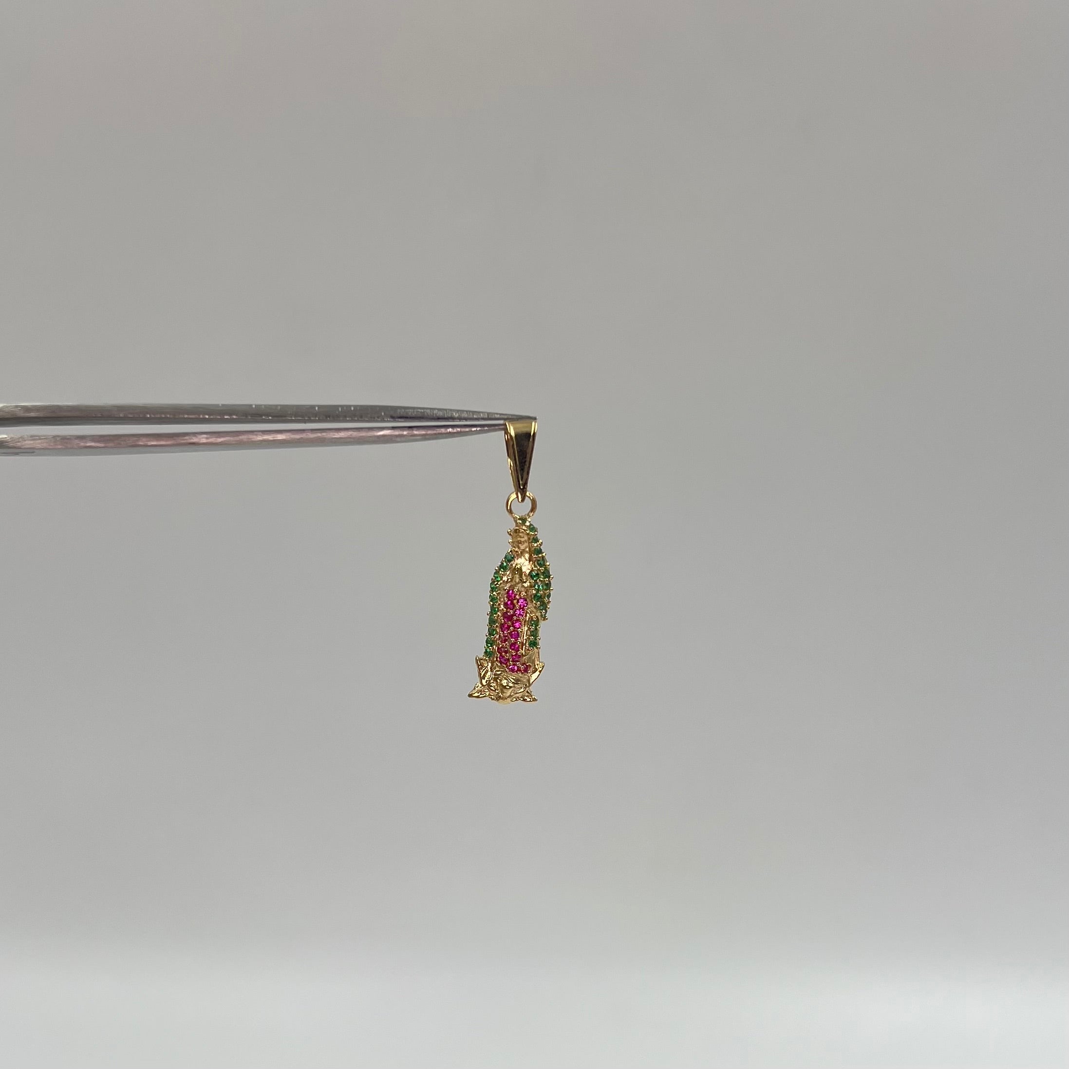 DIJE VIRGEN DE GUADALUPE CIRCON FUCSIA Y VERDE ORO AMARILLO 18K 1,83 GR / 7 MM / 2,3 CM