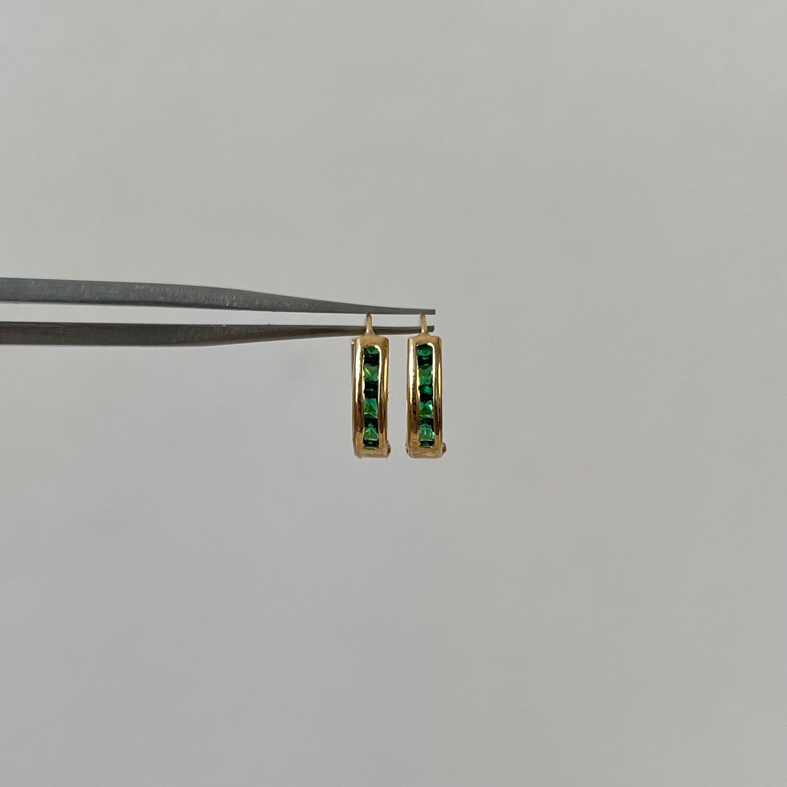 CANDONGA LISA CON CIRCON VERDE ORO AMARILLO 18K 0,8 GR / 1 CM