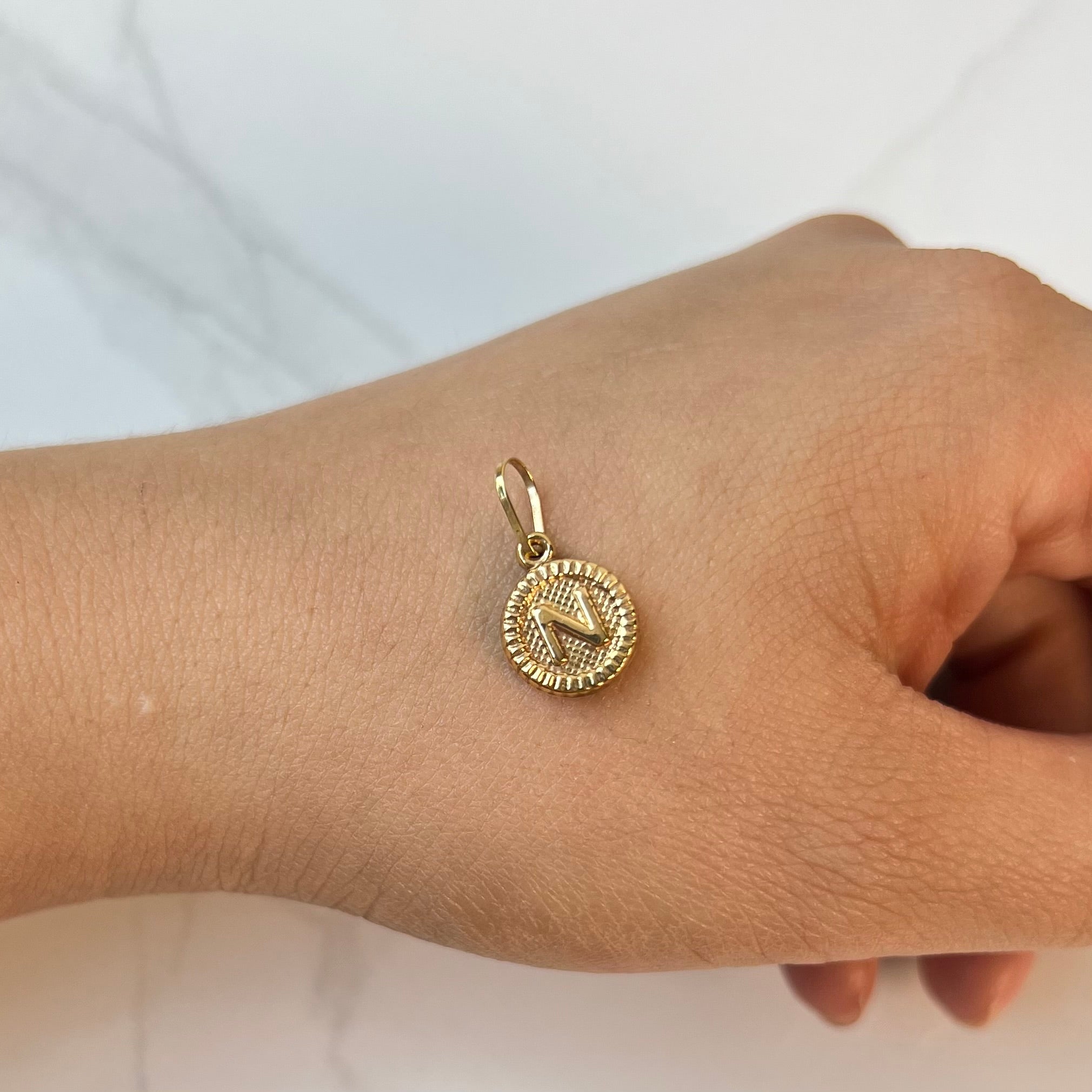 DIJE LETRA N ORO AMARILLO 18K 0,64 GR / 2,74 MM / 1,5 CM