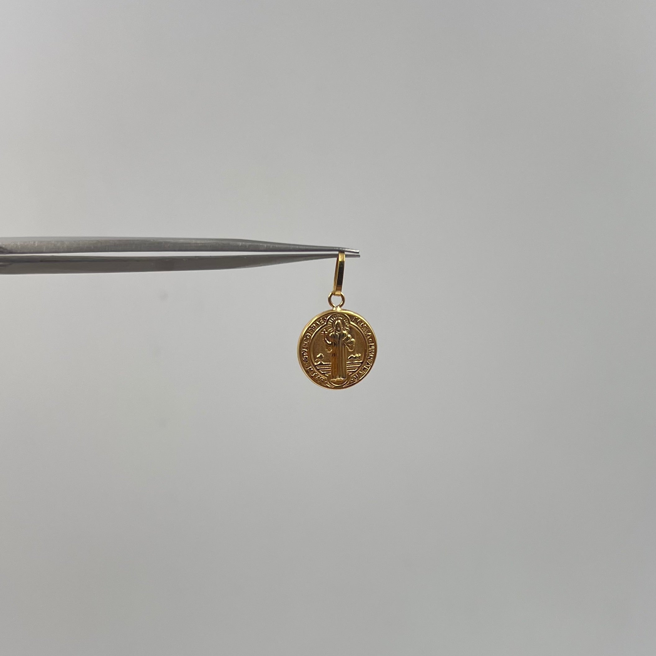 DIJE SAN BENITO ORO AMARILLO 18K 0,84 GR / 12 MM / 1,5 CM