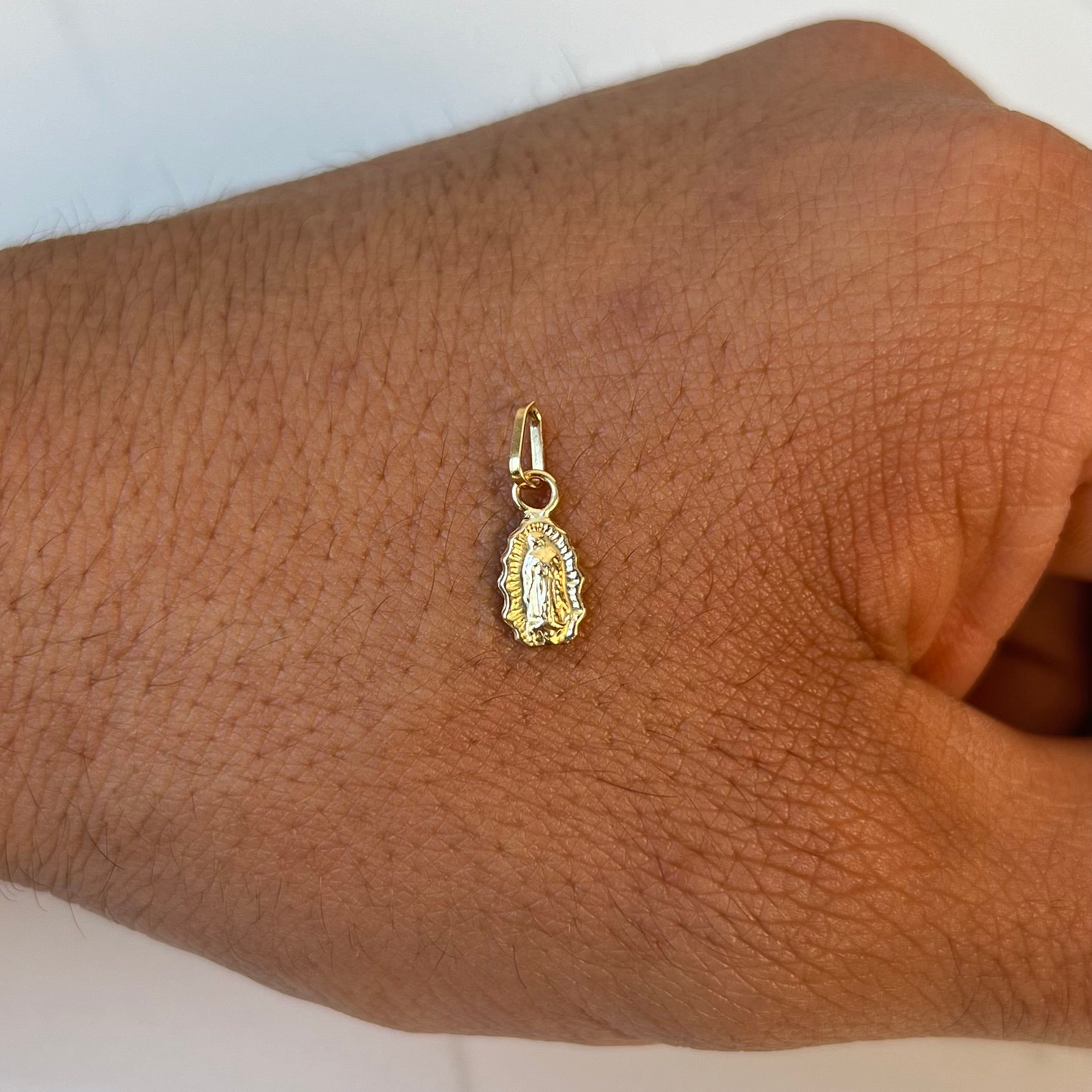 DIJE VIRGEN DE GUADALUPE SILUETA  ORO AMARILLO 18K 0,3 GR / 5 MM / 1,1 CM