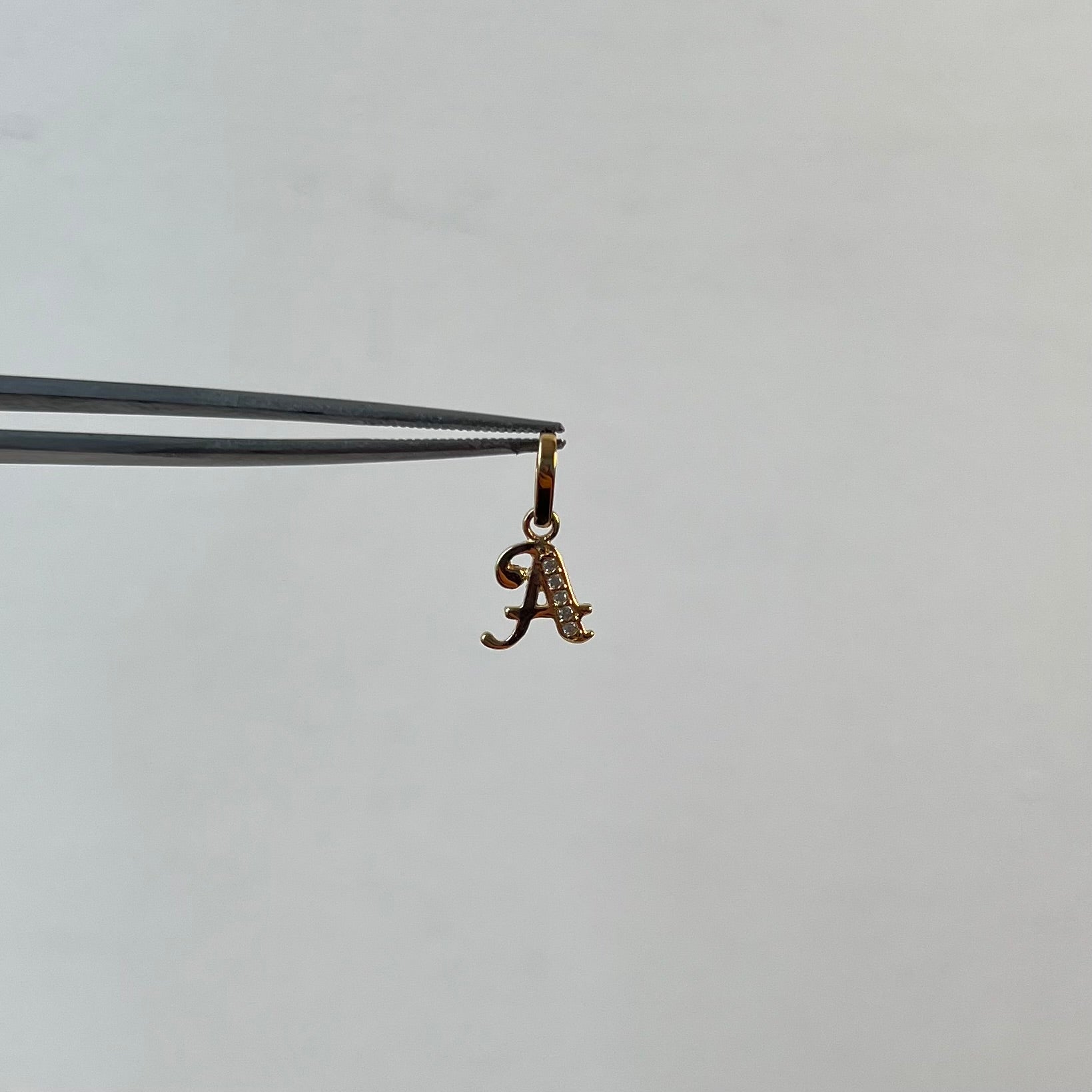 DIJE LETRA A CON CIRCON  ORO AMARILLO 18K 0,63 GR / 8 MM / 1 CM