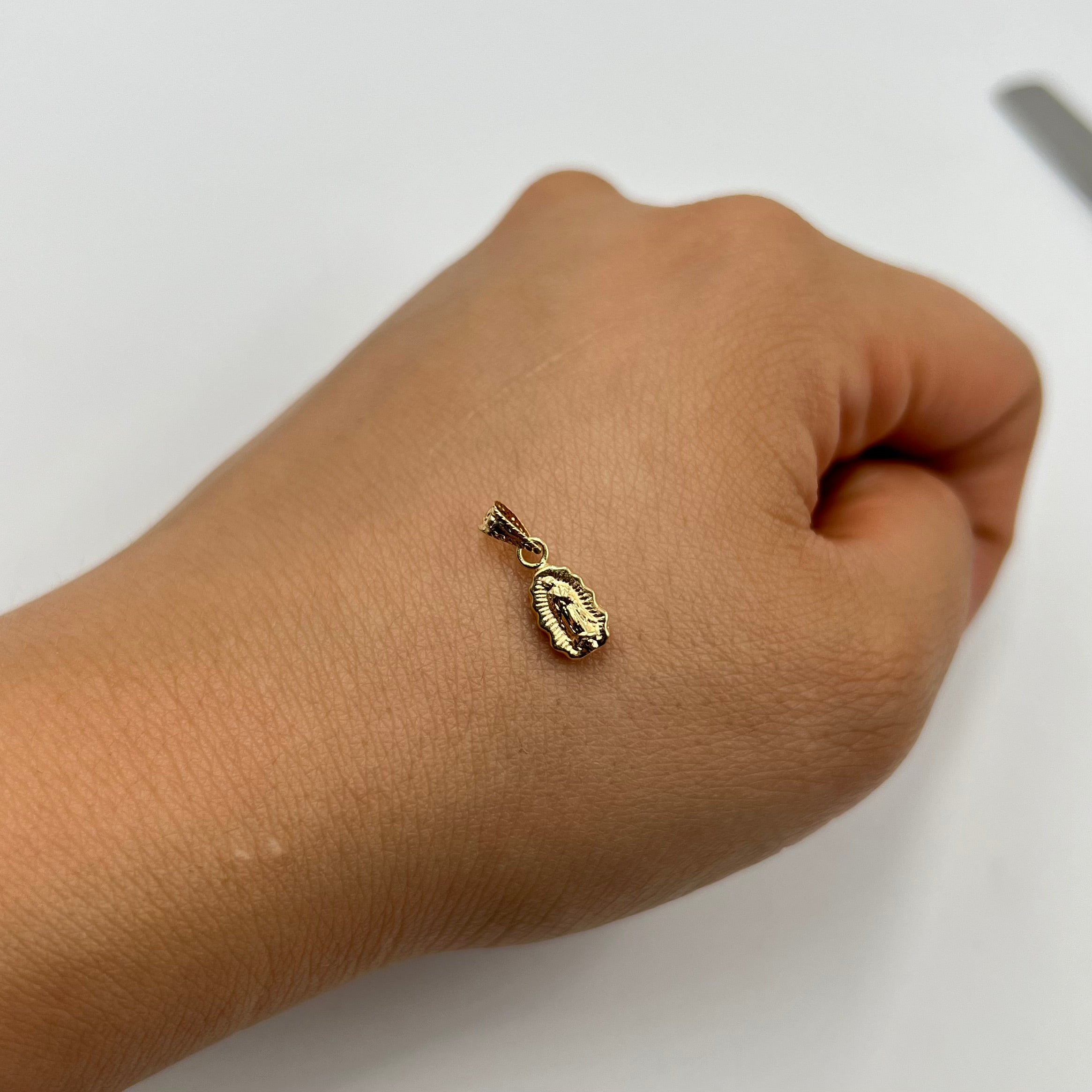 DIJE GUADALUPE FIGURA ORO AMARILLO 18K 0,31 GR / 5,6 MM / 1,1 CM