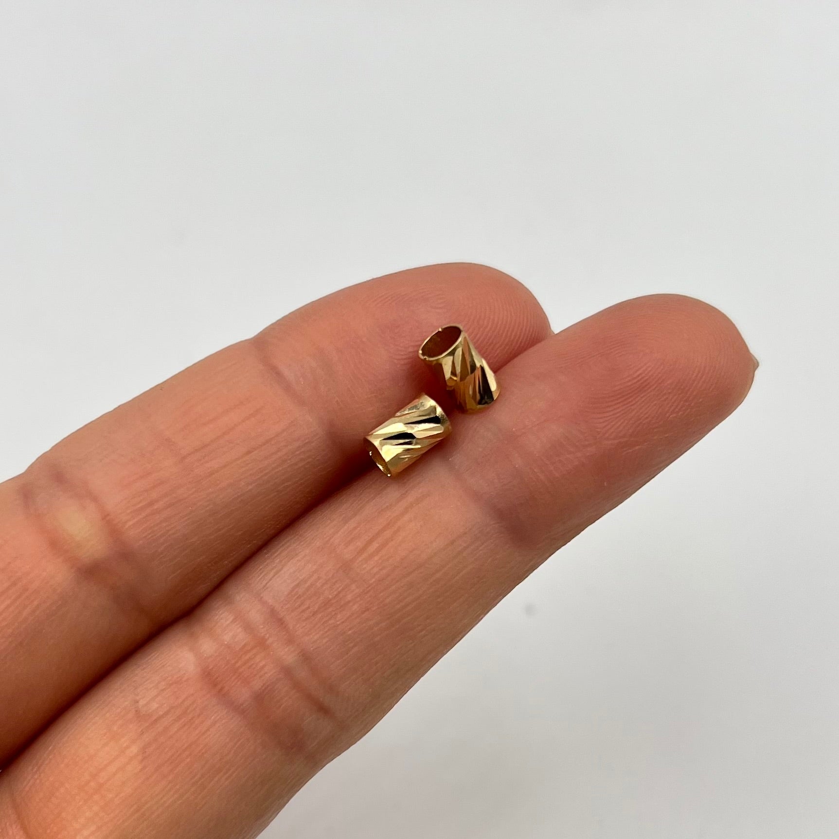 HERRAJE CILINDRO DIAMANTADO  ORO AMARILLO 18K 0,15 GR / 0,4 CM