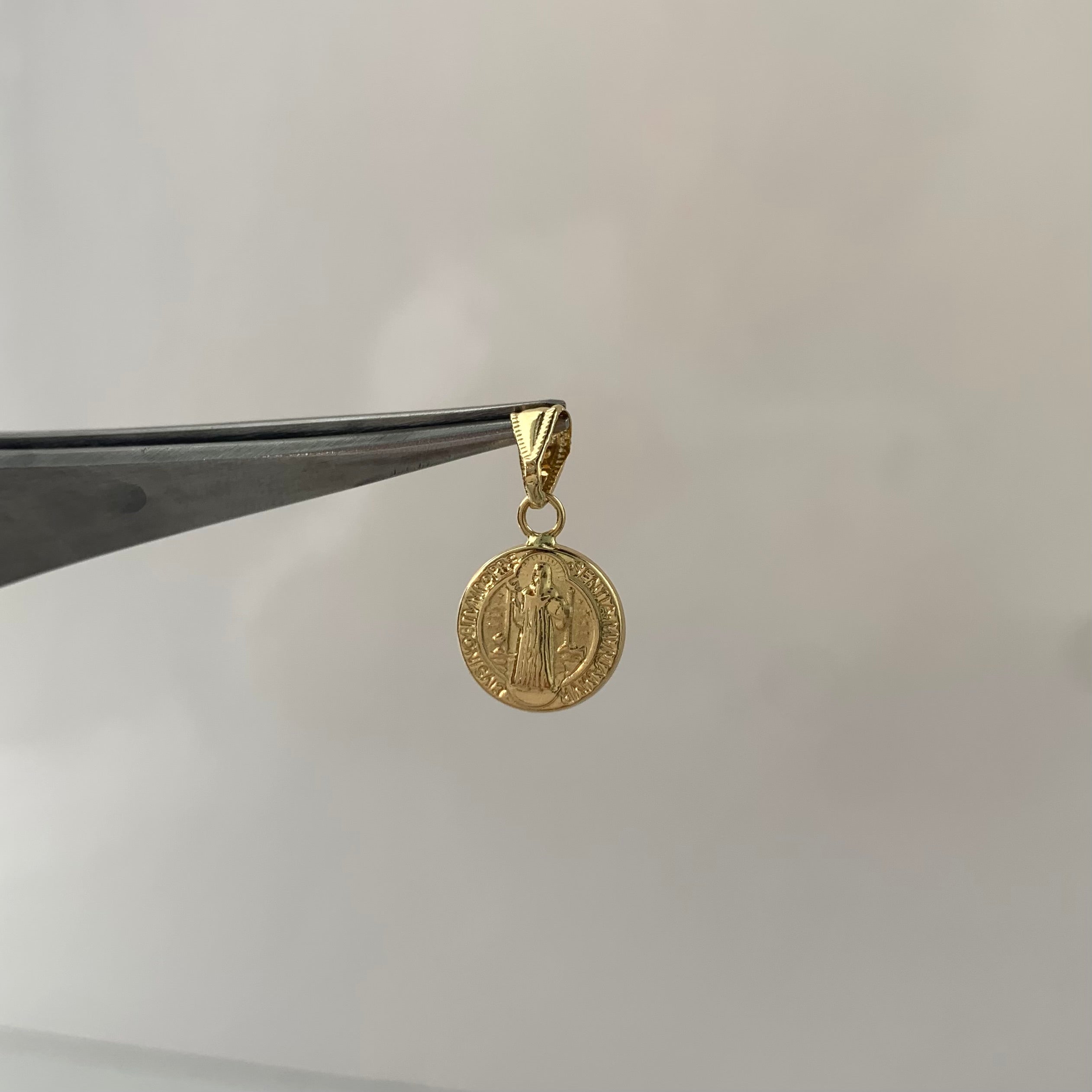 DIJE SAN BENITO  ORO AMARILLO 18K 0,65 GR / 10 MM / 1,2 CM