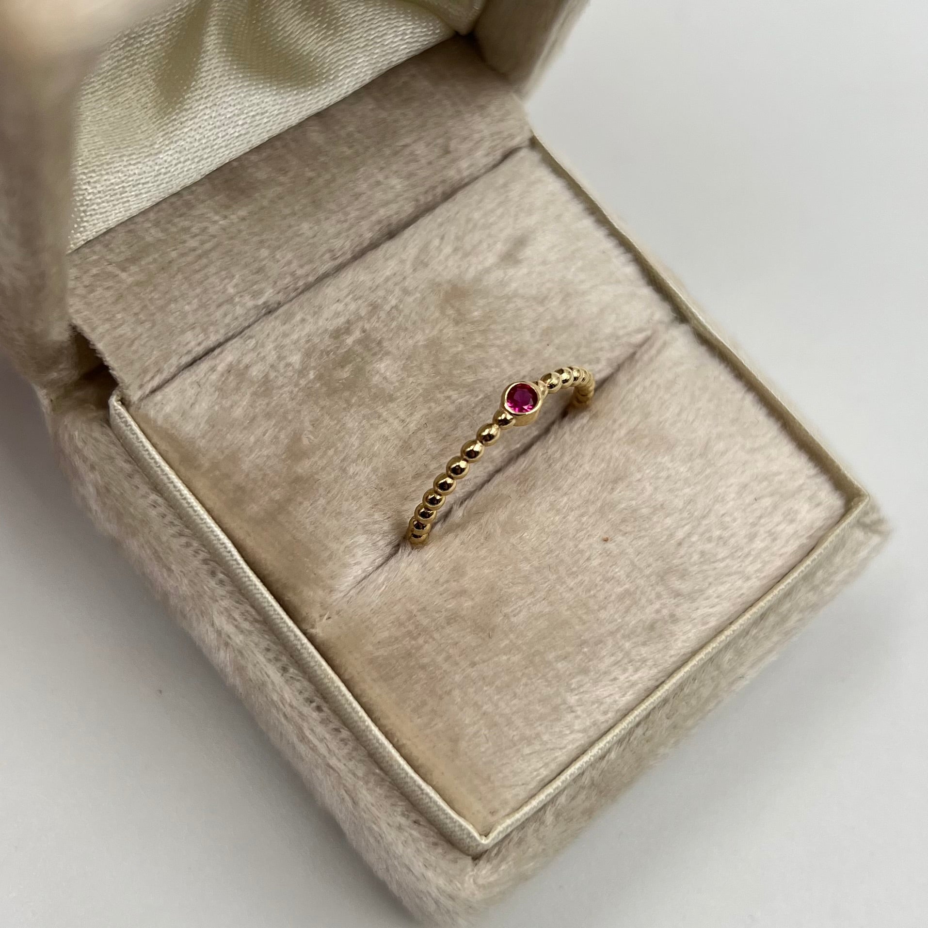 ANILLO CIRCON FUCSIA  ORO AMARILLO 18K / TALLA 7 / 1,75 GR / 3 MM