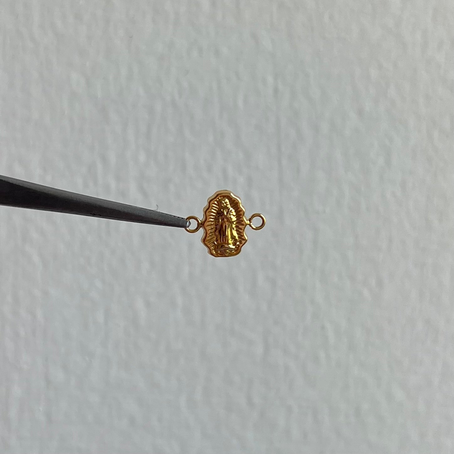 HERRAJE VIRGEN SILUETA ORO AMARILLO 18K 0,35 GR / 1,2 CM