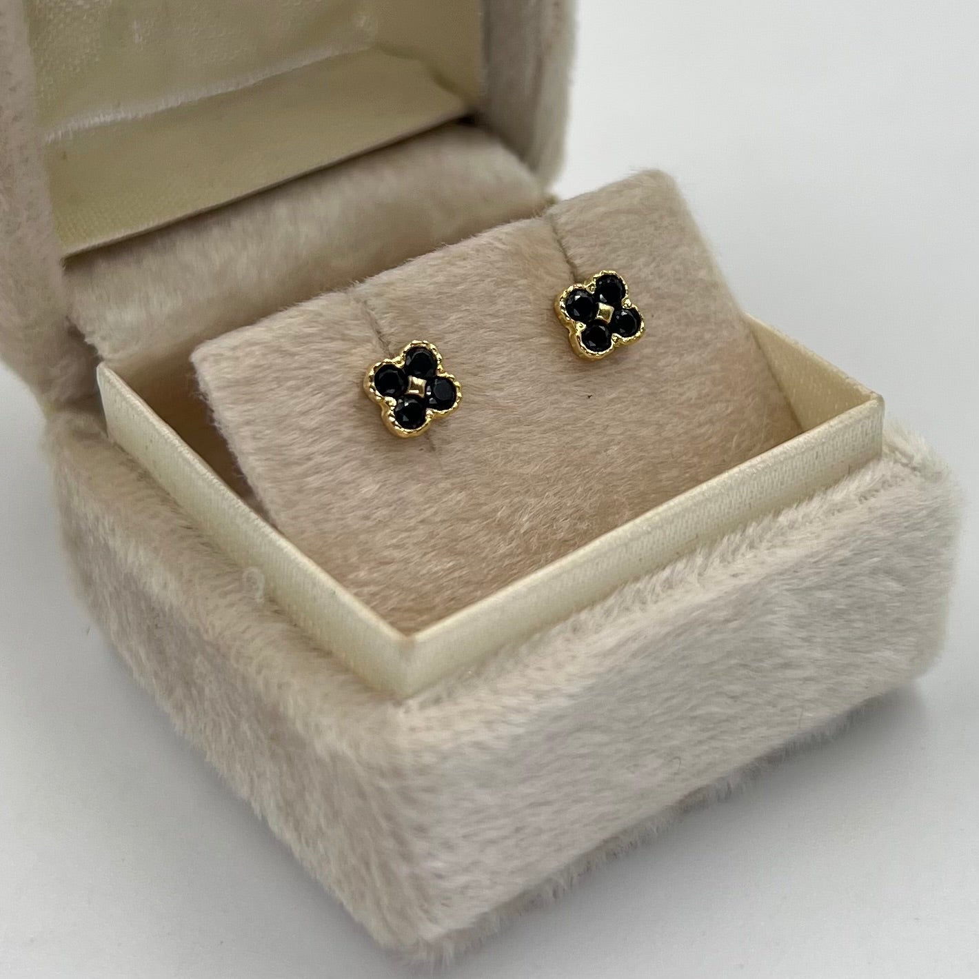 TOPOS TREBOL CIRCON NEGRO  ORO AMARILLO 18K 1,02 GR / 5 MM