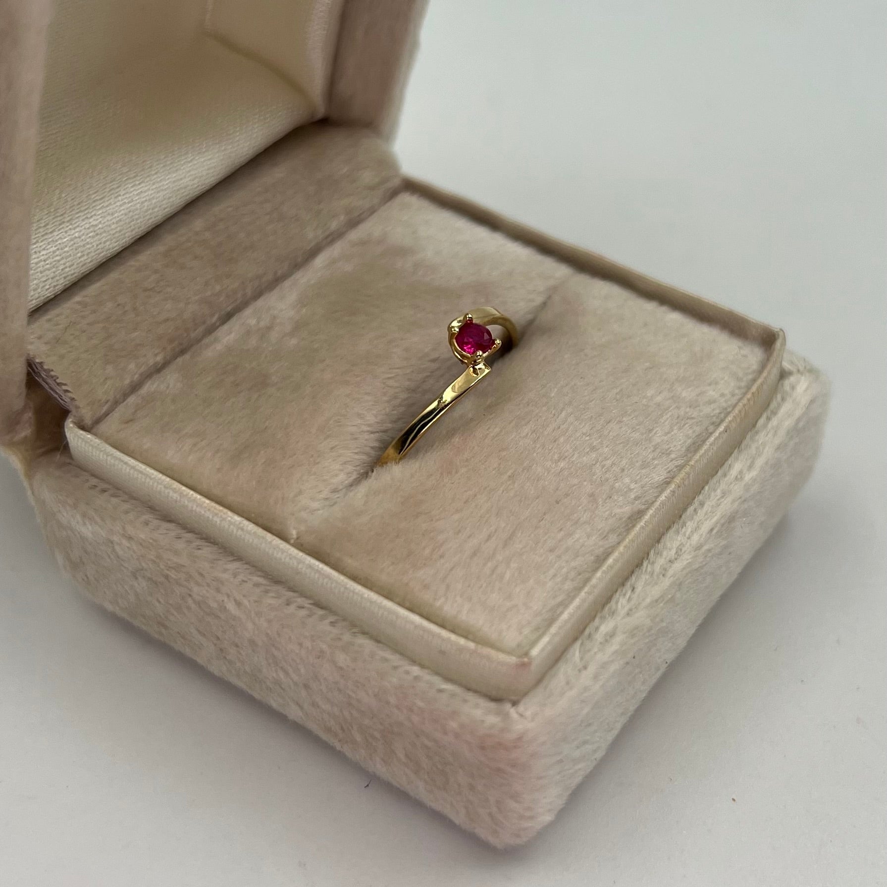 ANILLO SOLITARIO CIRCON FUSIA ORO AMARILLO 18K / TALLA 8 / 1,57 GR / 2 MM